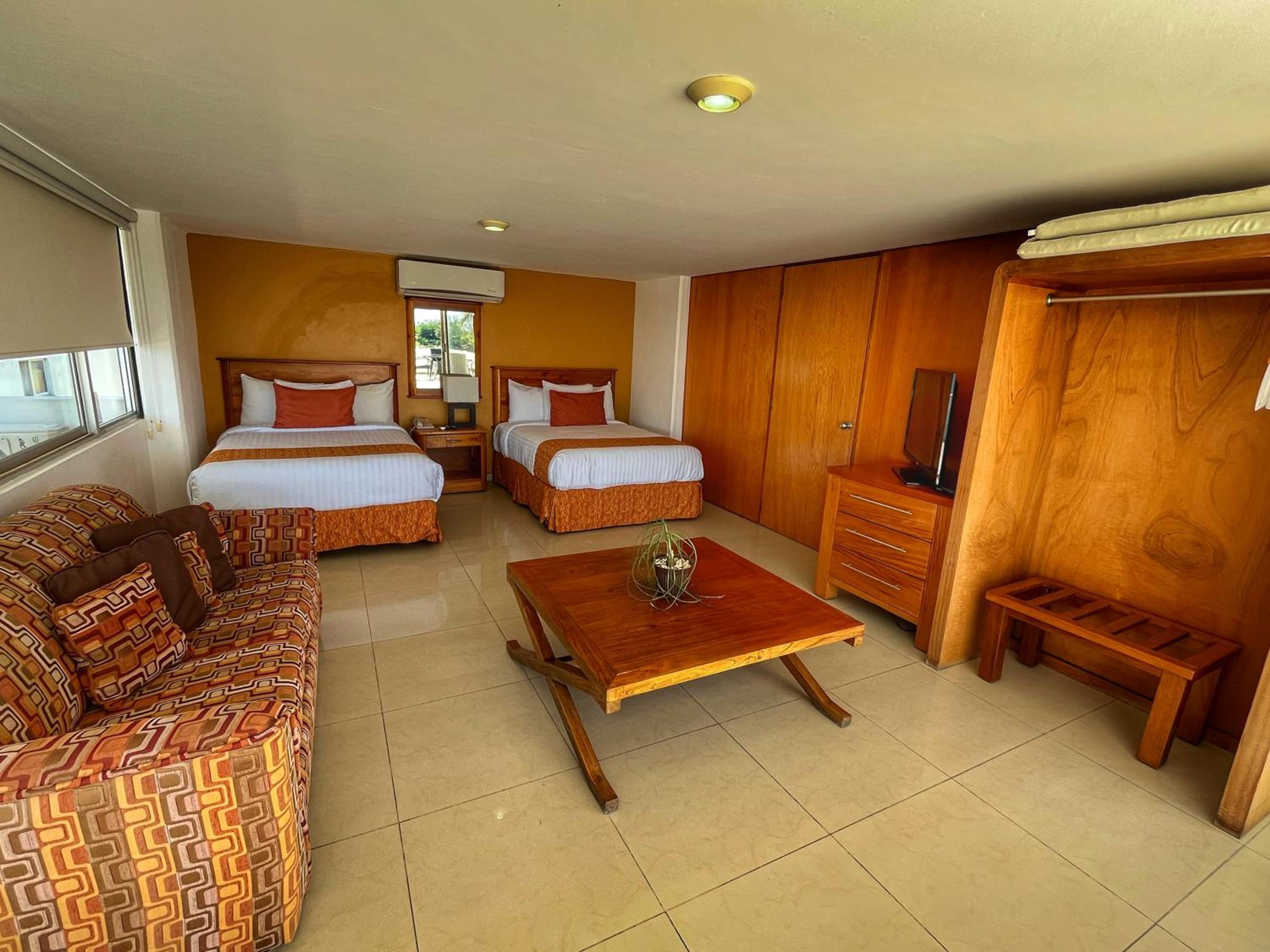 Double Room with Two Double Beds - Photo 9