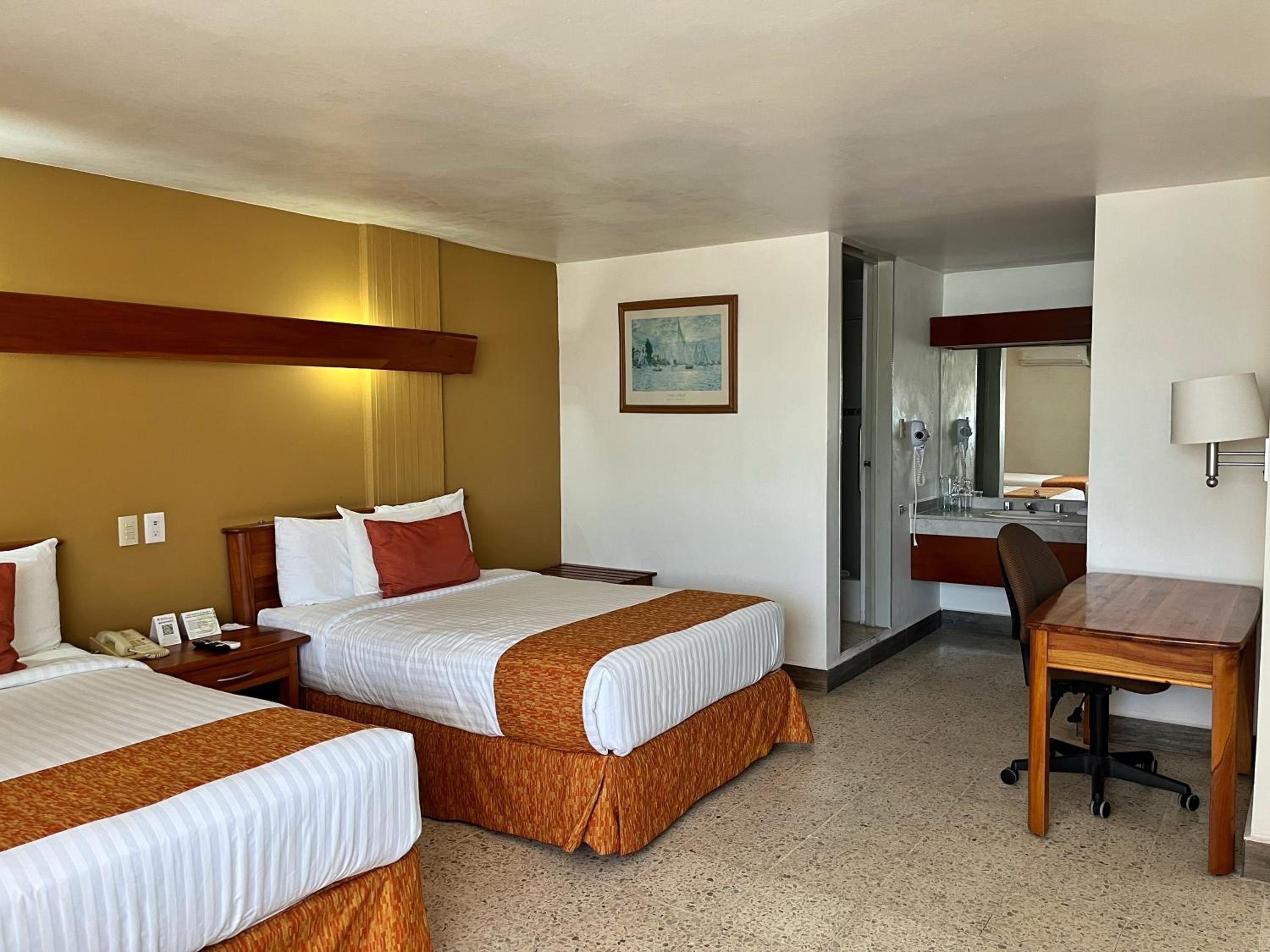 Double Room with Two Double Beds - Photo 8