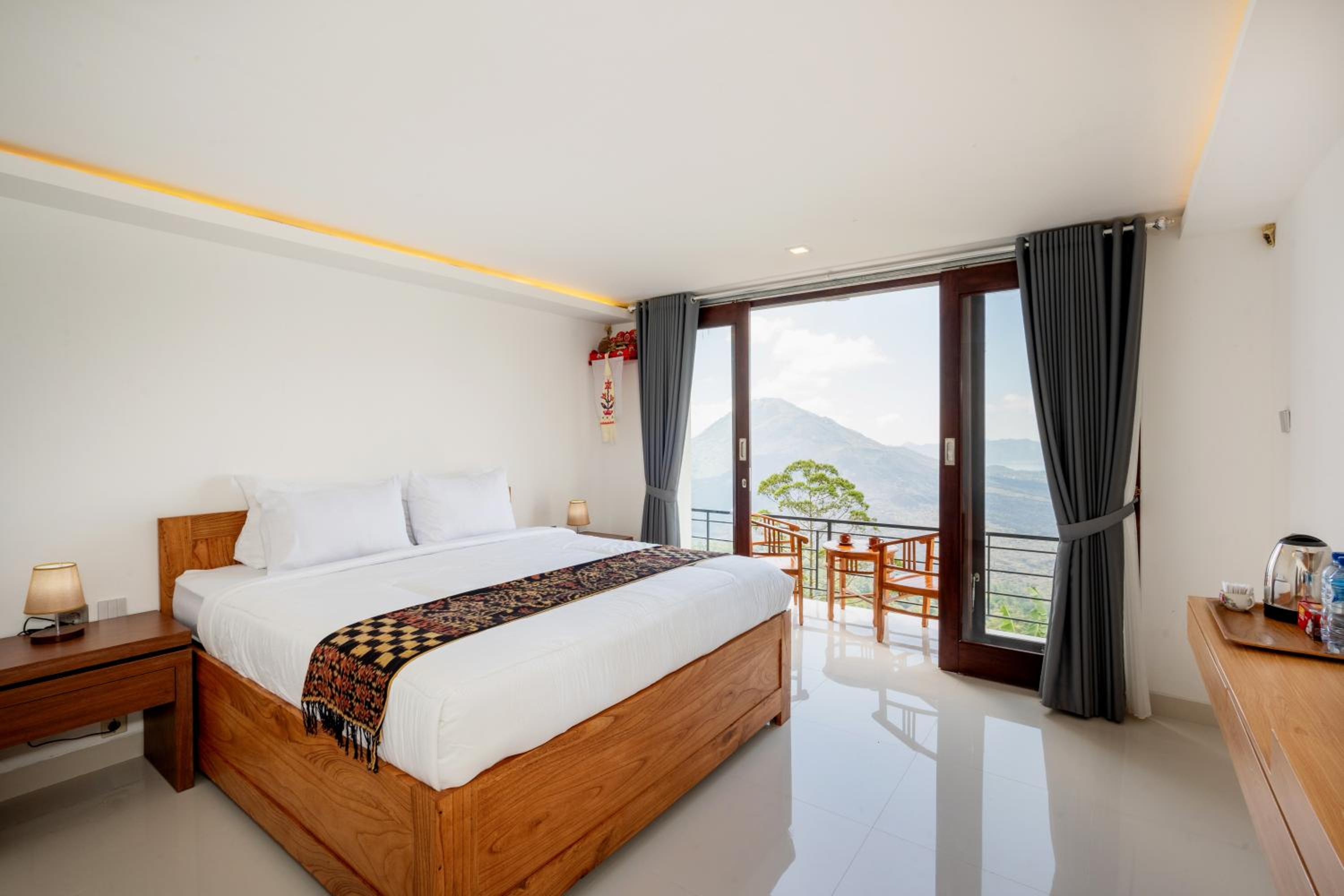 Suite with Mountain View