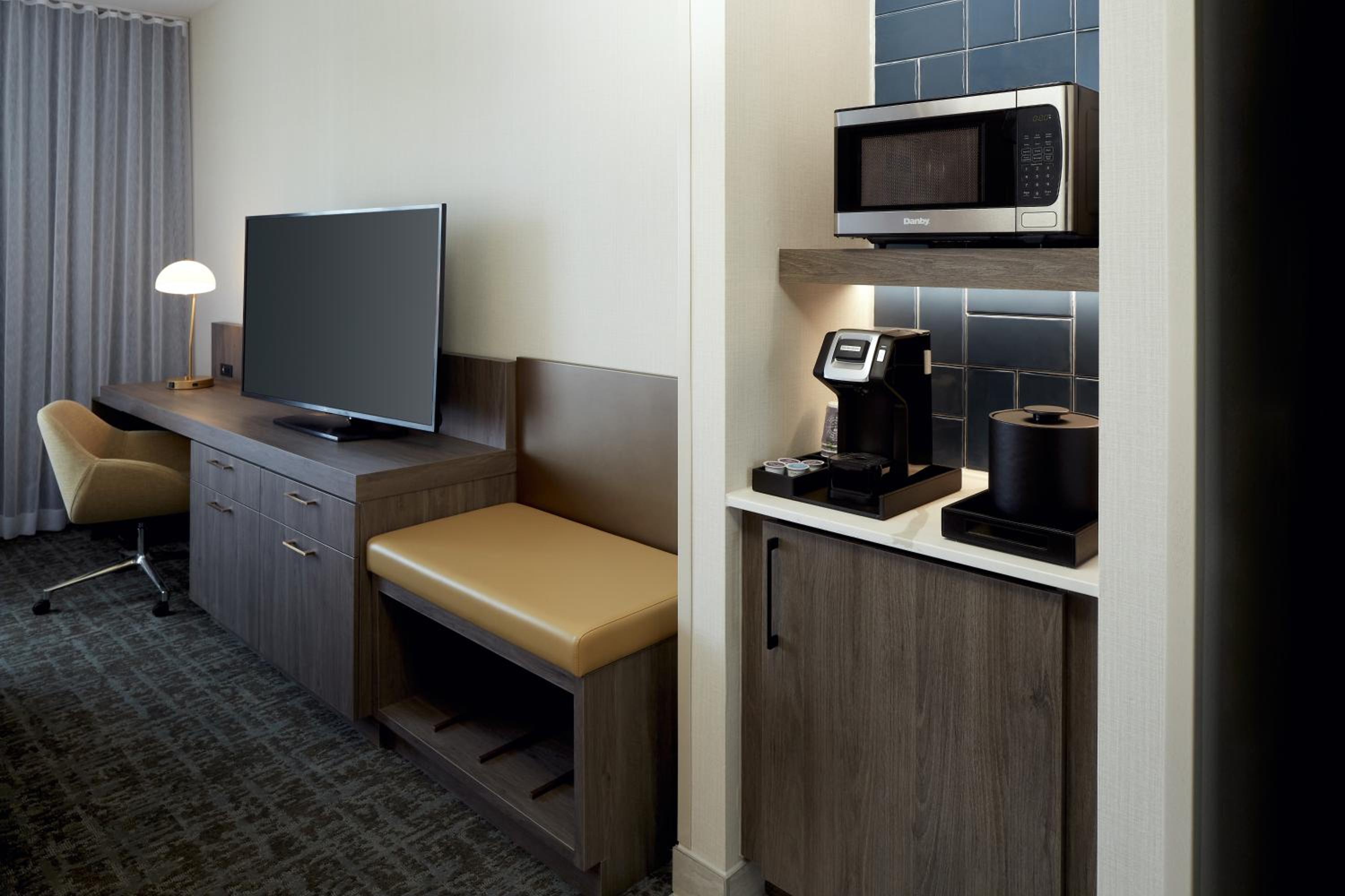 Premium King Room - Photo 5
