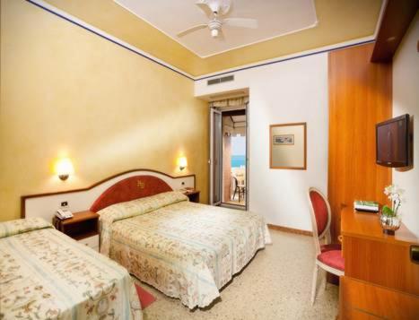 Double Room with Extra Bed photo 1