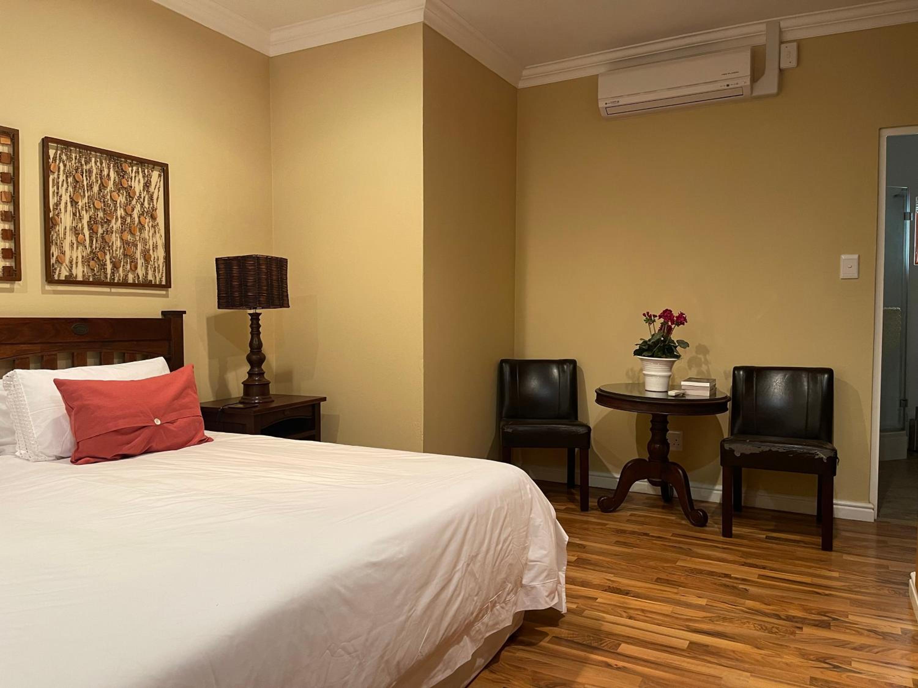 Standard King Room photo 2