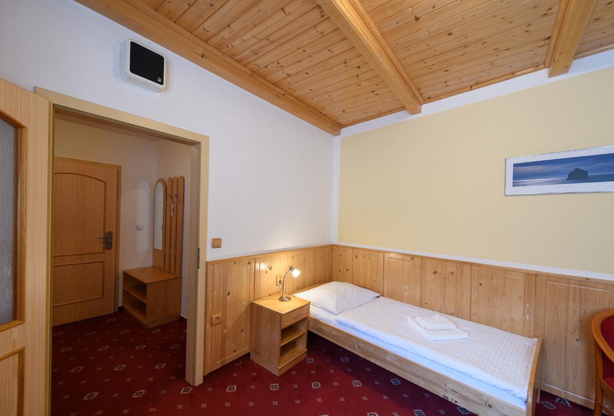 Standard Single Room with Shower photo 3
