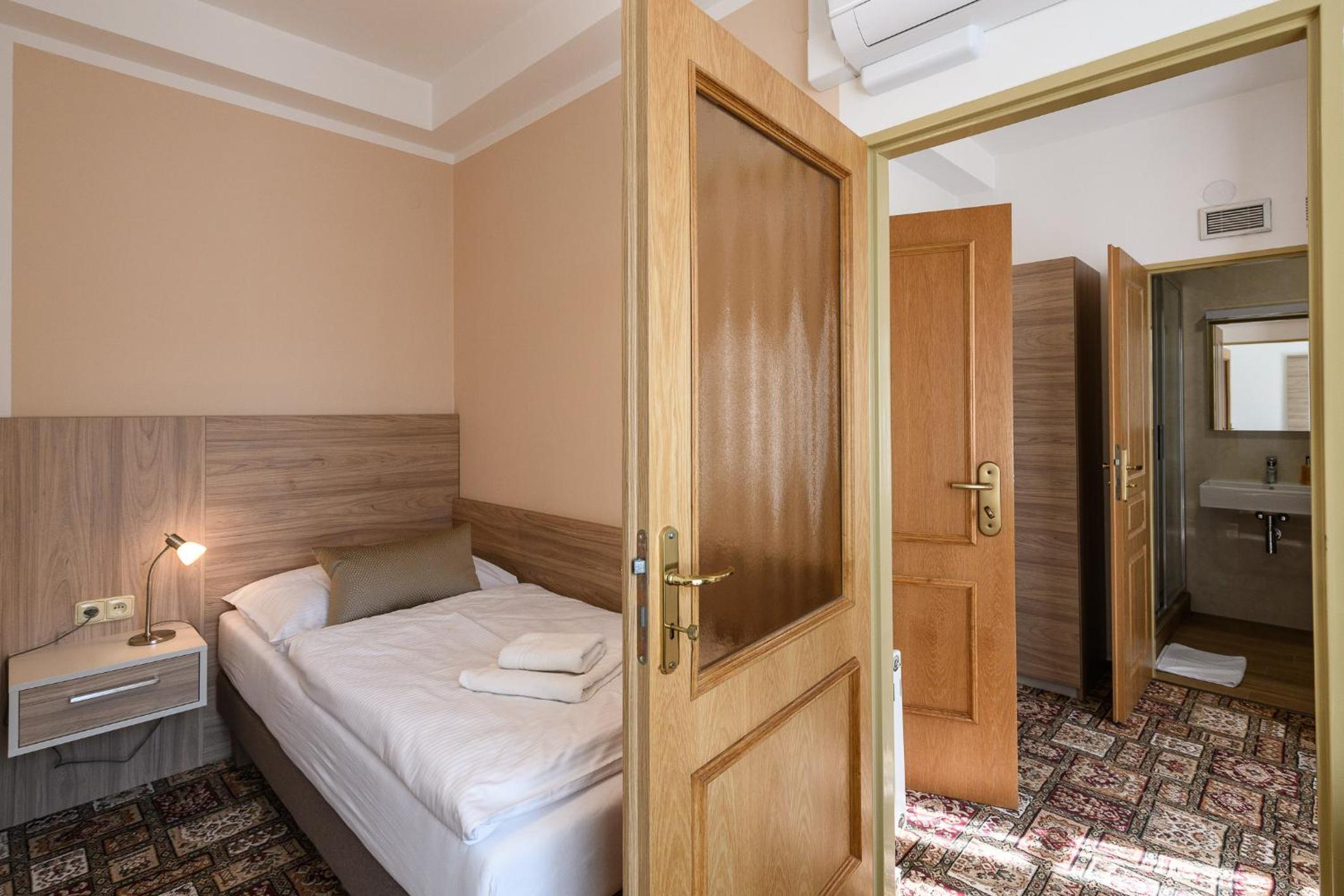 Deluxe Single Room photo 3