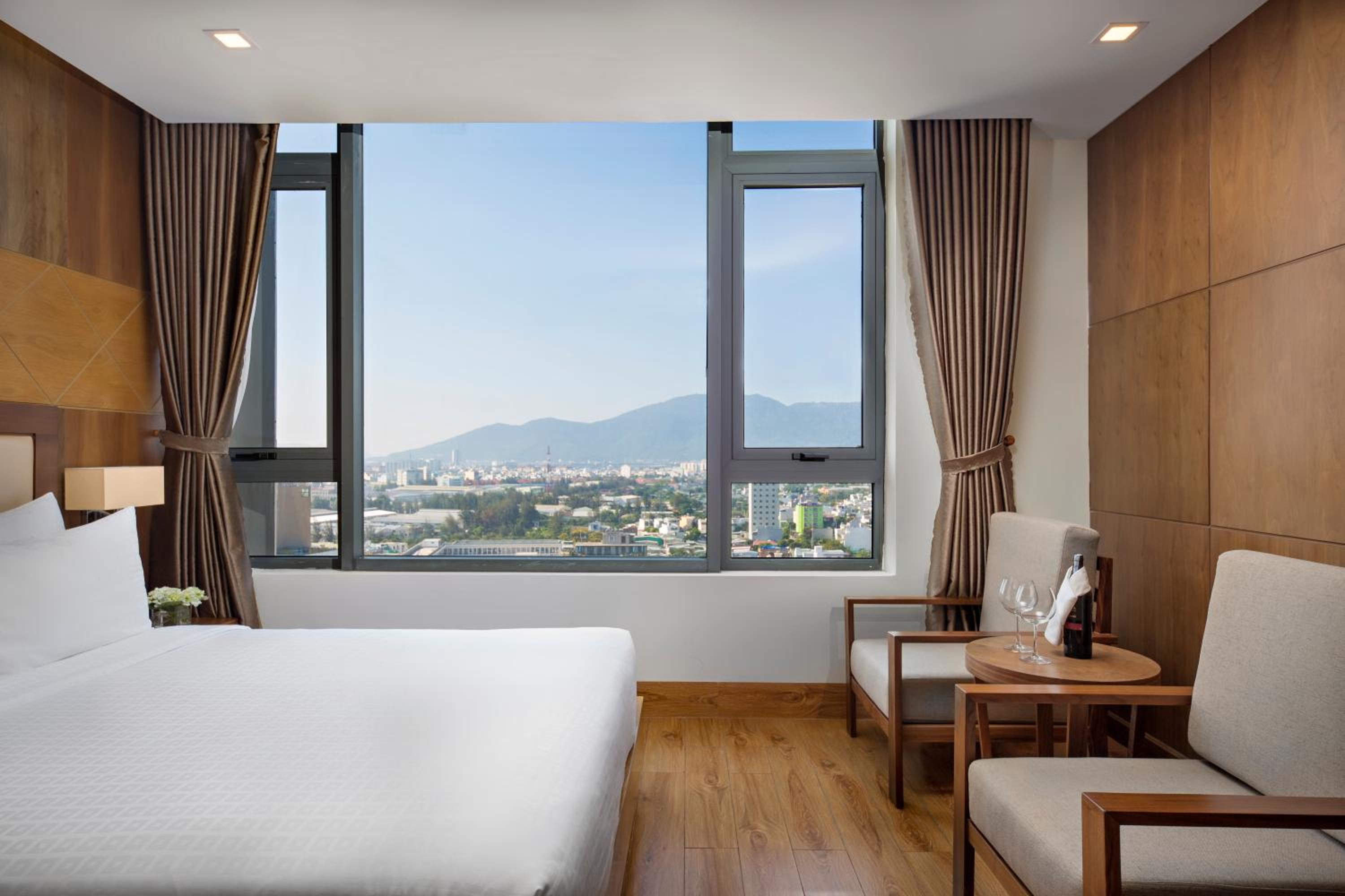 Deluxe Family Room with Bathtub and Extra Bed - Complimentary Welcome Fruit photo 3