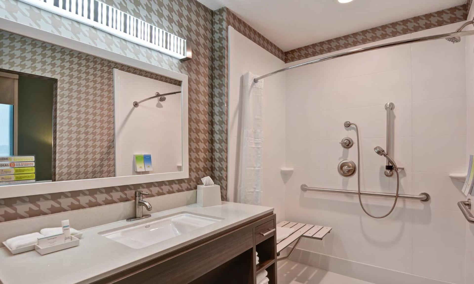 King Suite - Mobility Access/Non-Smoking photo 2