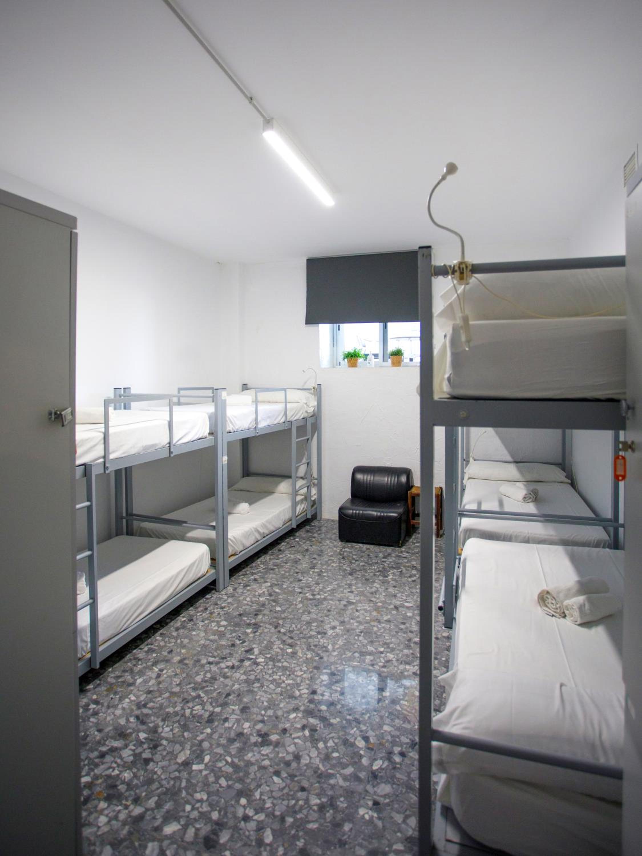 Cama en Habitación Compartida Femenina de 8 Camas