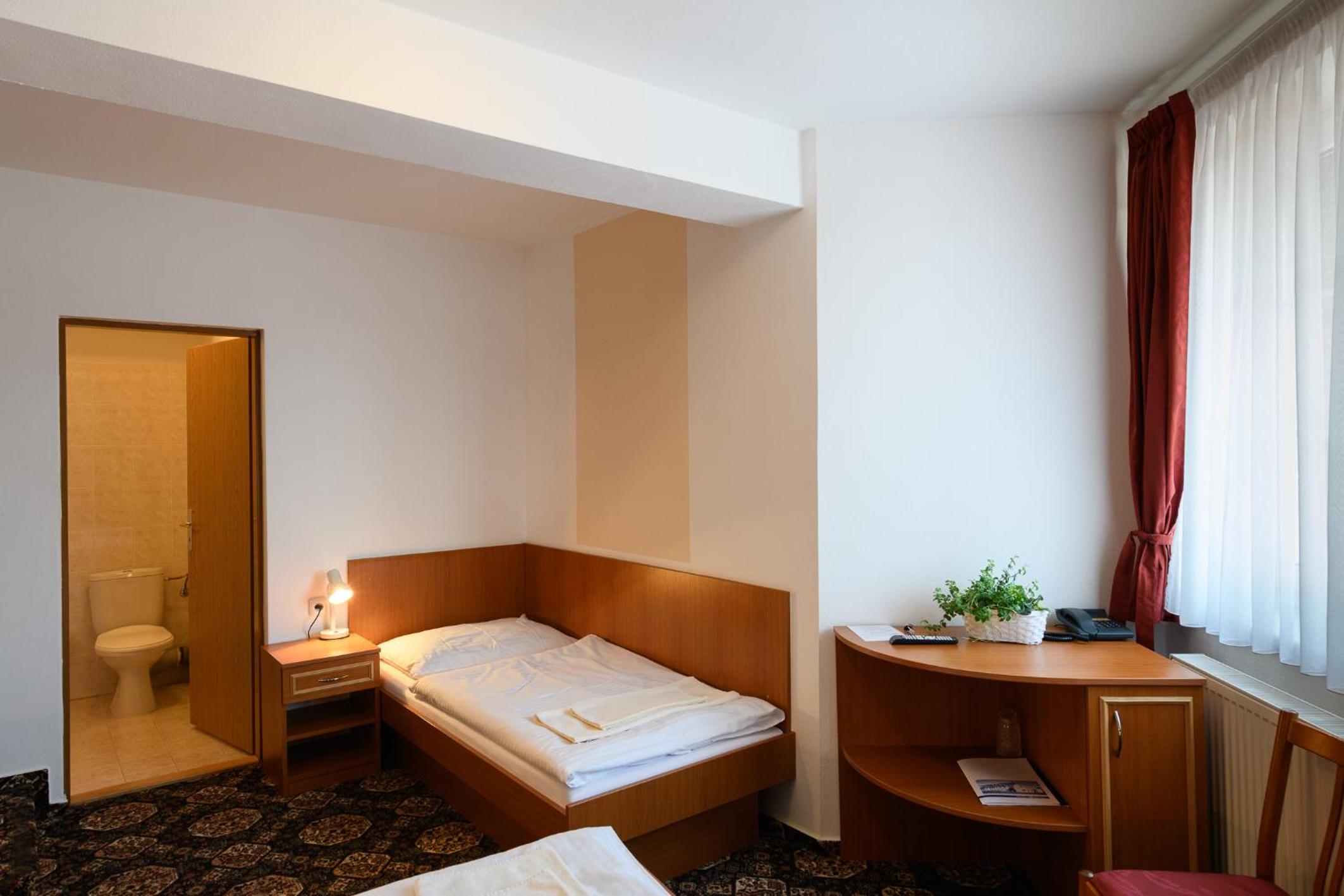Economy Twin Room photo 1