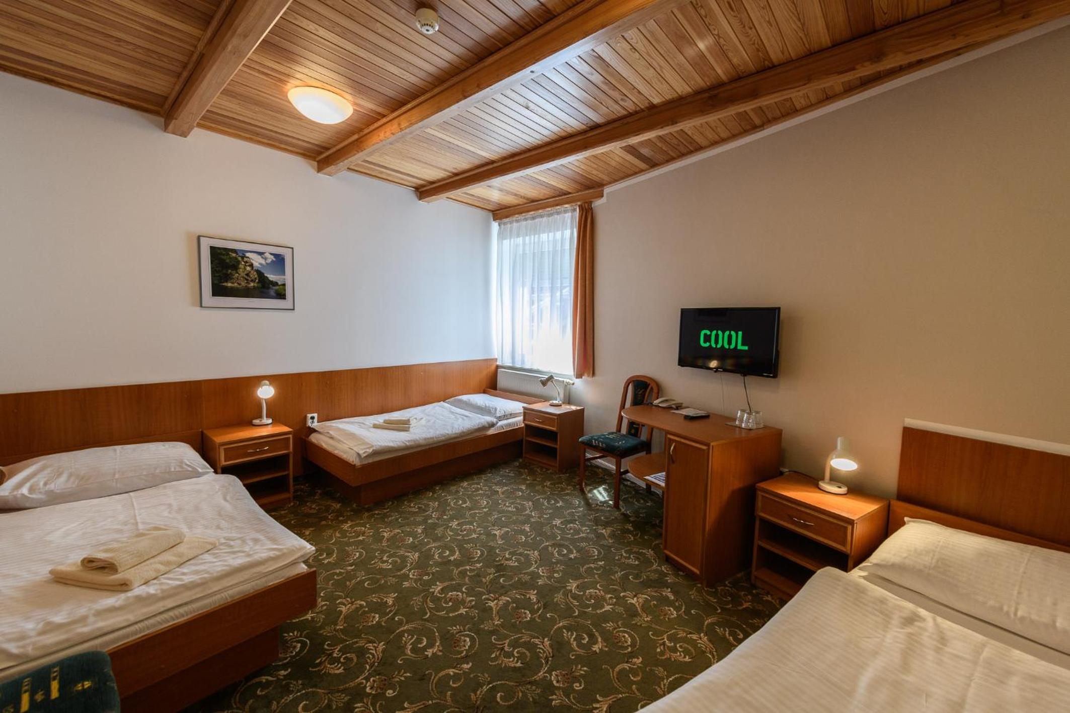 Economy Triple Room photo 3