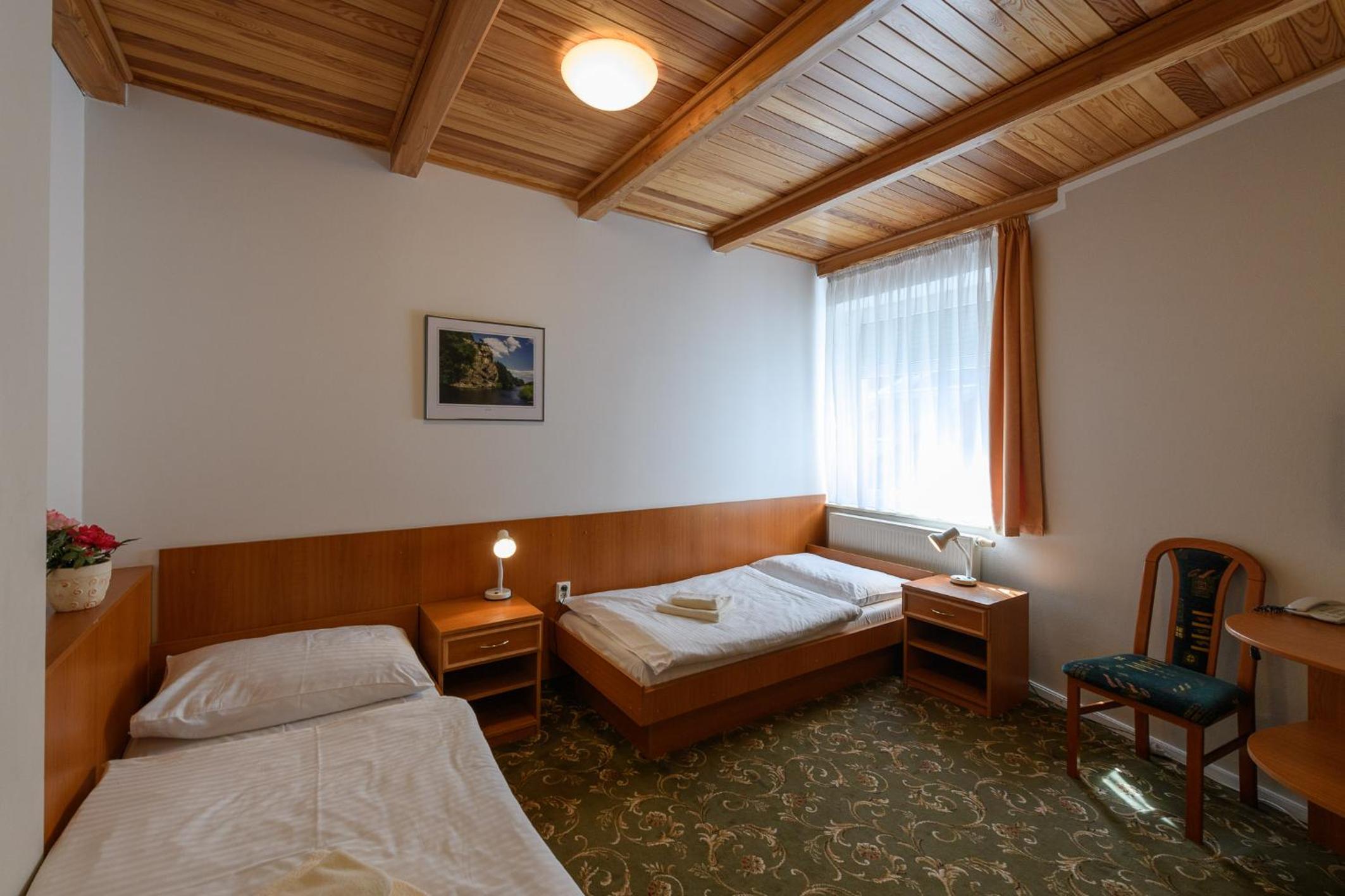 Economy Triple Room photo 2