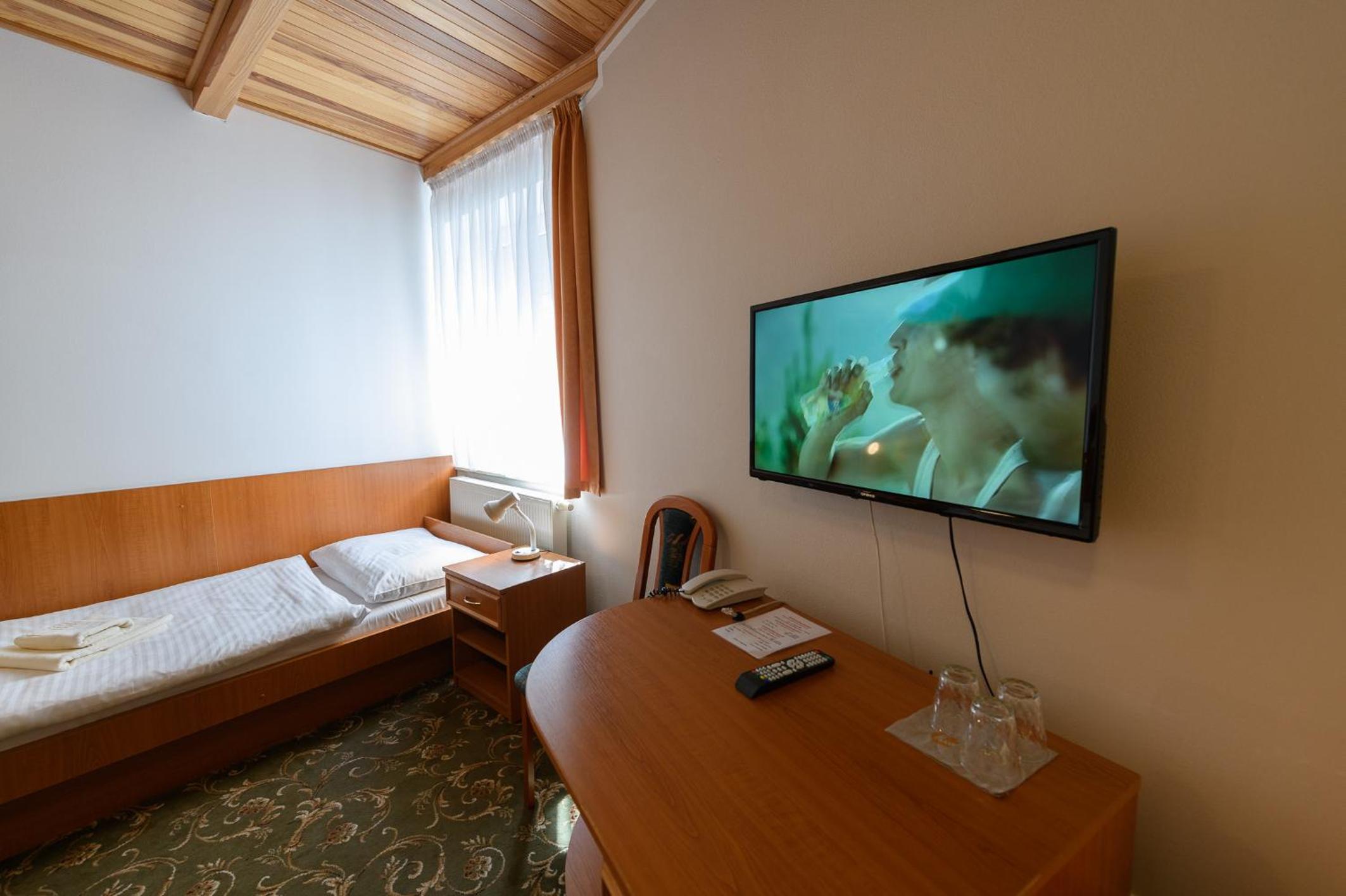Economy Triple Room photo 1