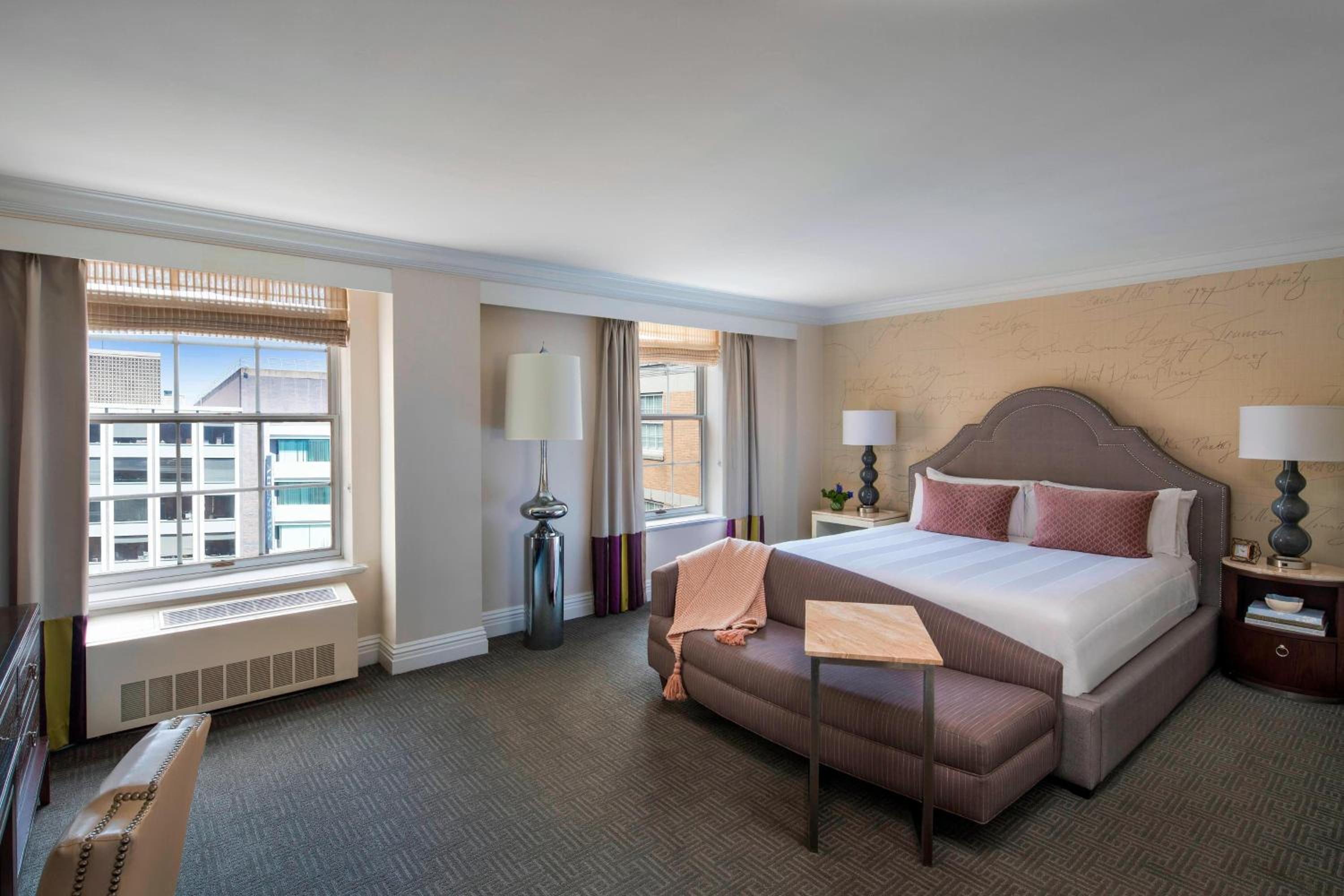 Deluxe King Room - Photo 4