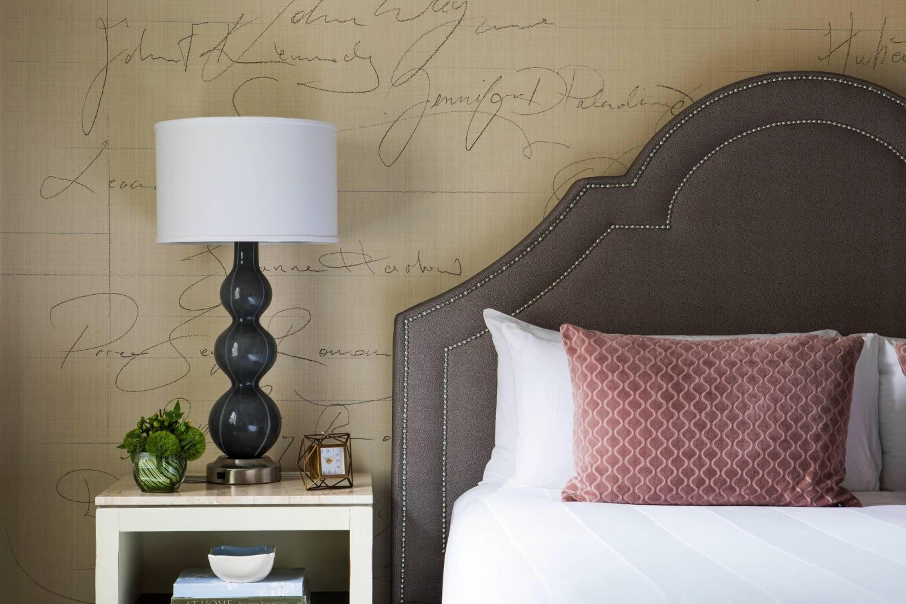 Deluxe King Room - Photo 5