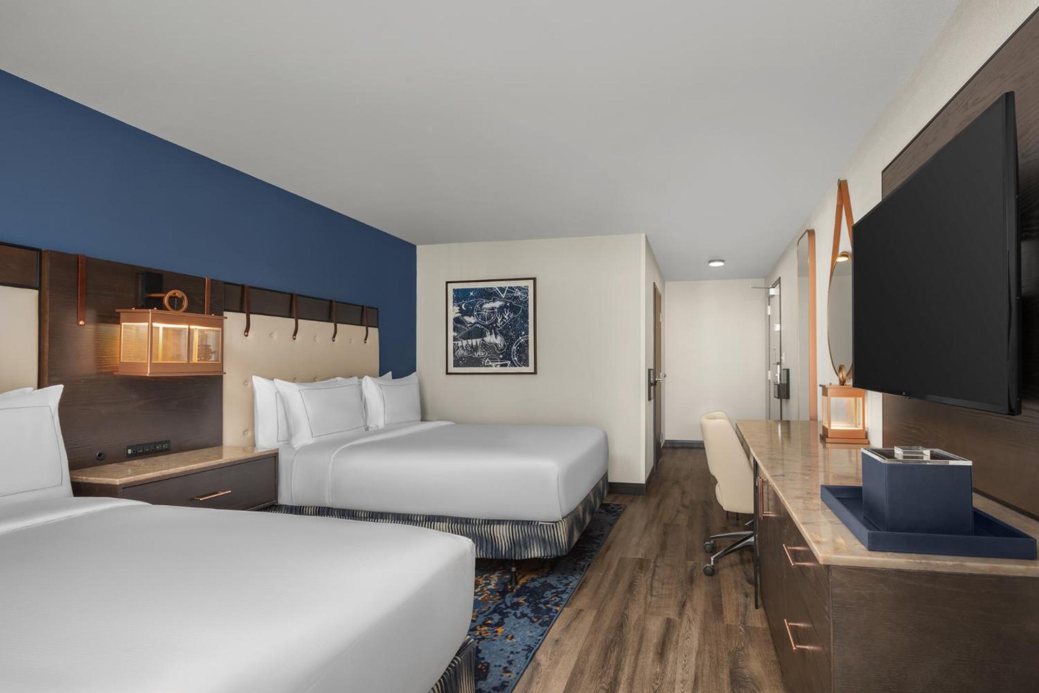 Queen Room with Two Queen Beds - Photo 8