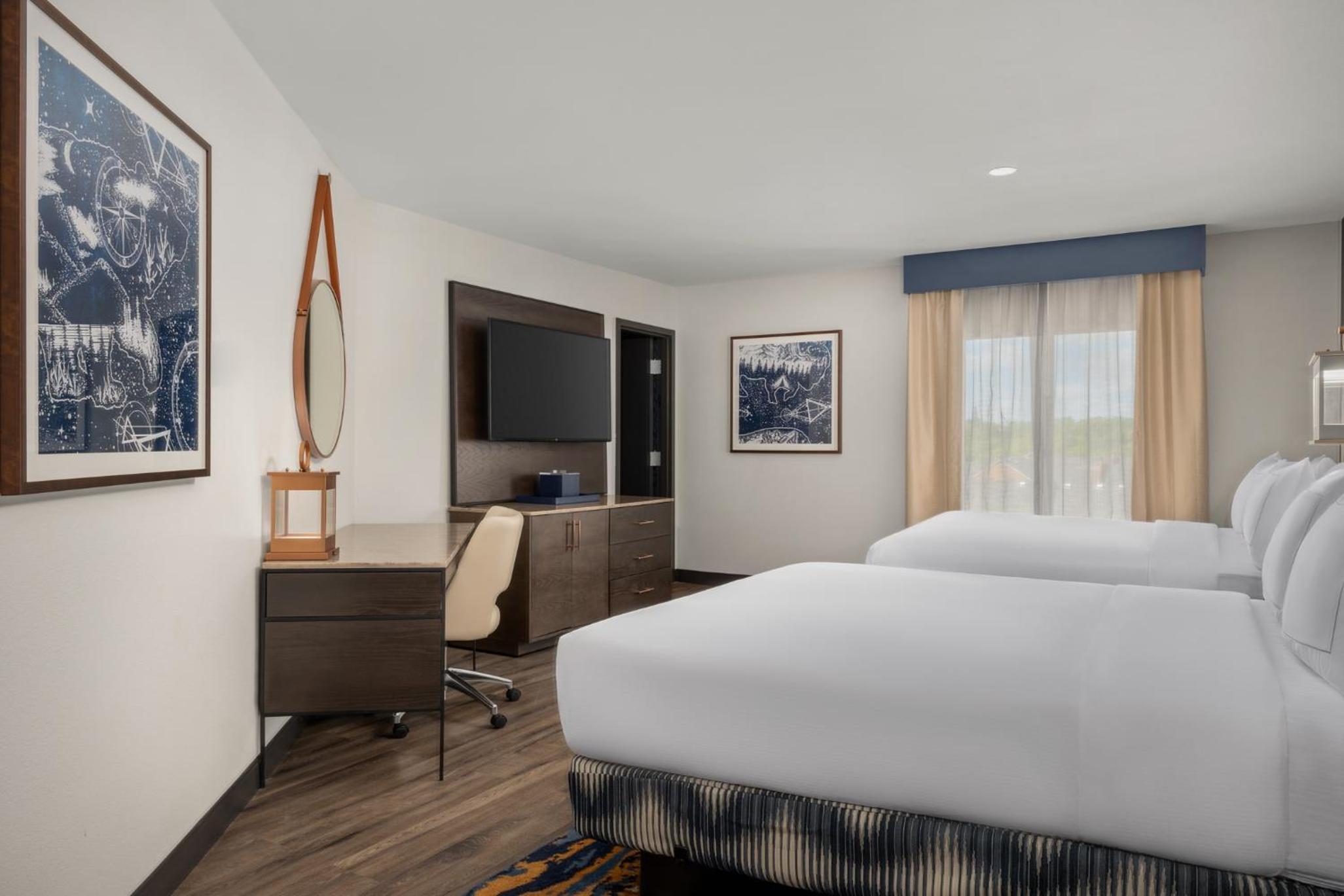Queen Room with Two Queen Beds - Photo 5