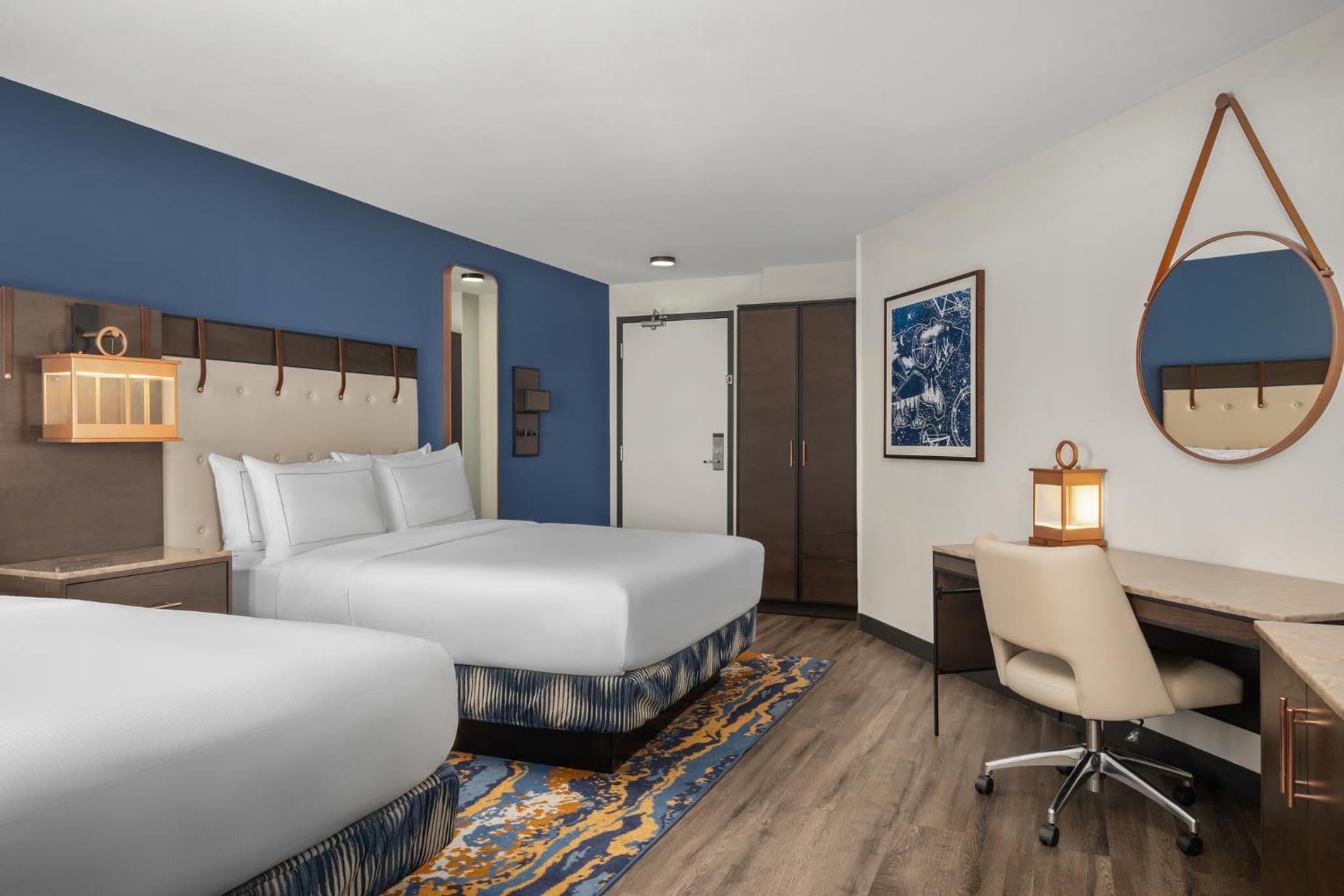 Queen Room with Two Queen Beds - Photo 4
