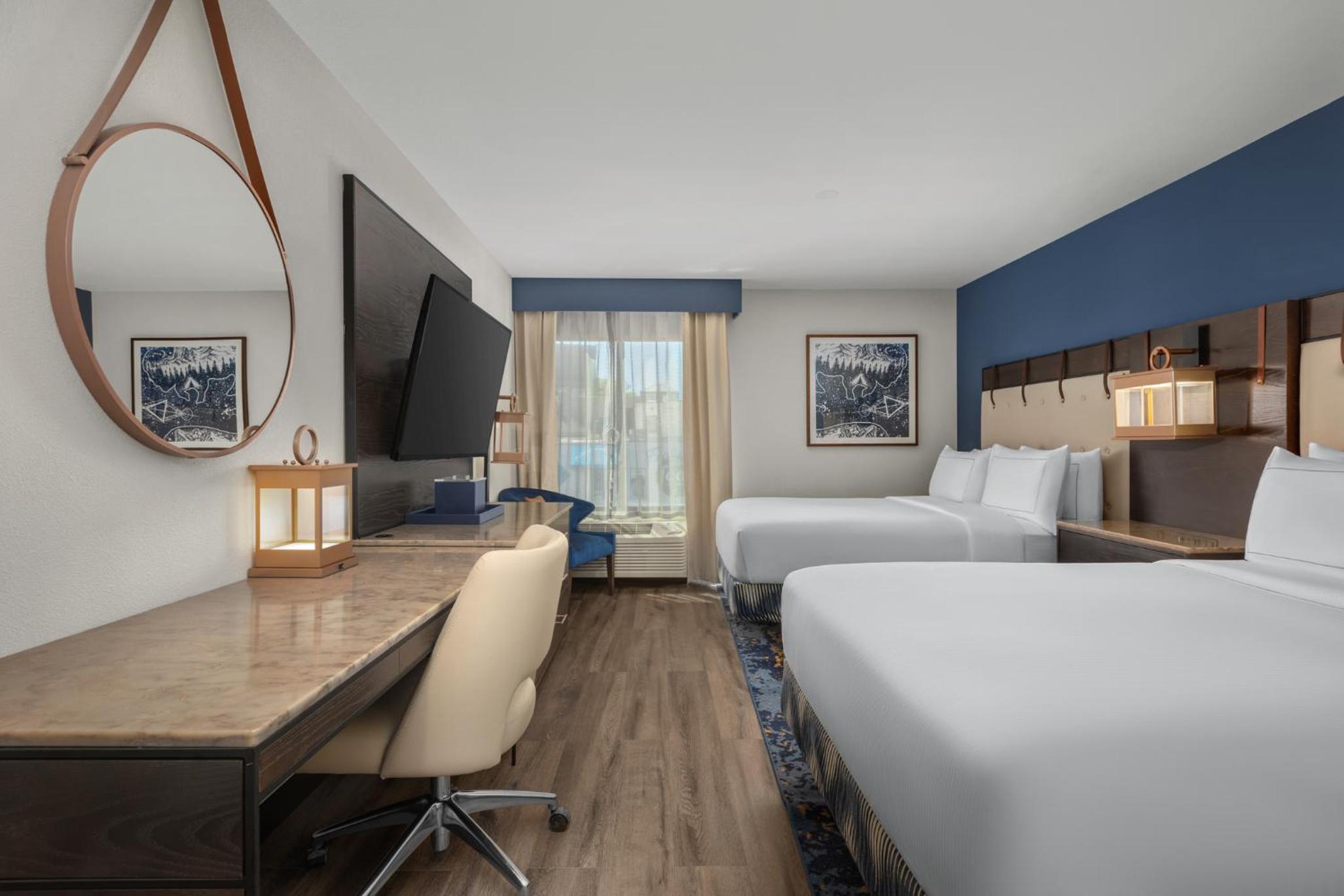 Queen Room with Two Queen Beds - Photo 2