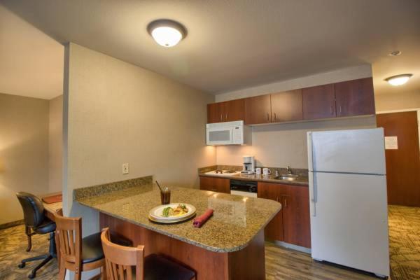 Deluxe King Suite - Photo 2