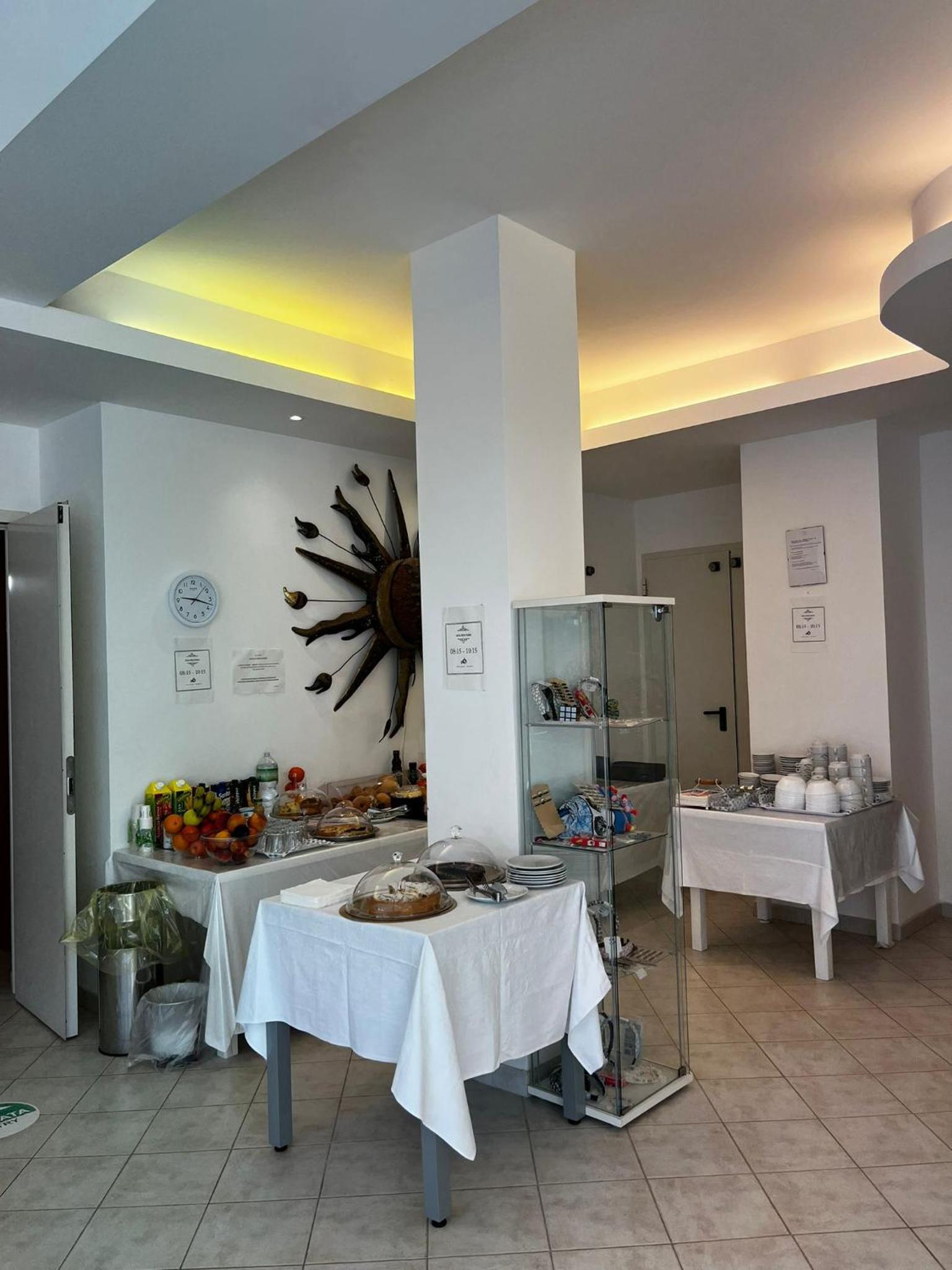 Standard Double or Twin Room - Photo 9