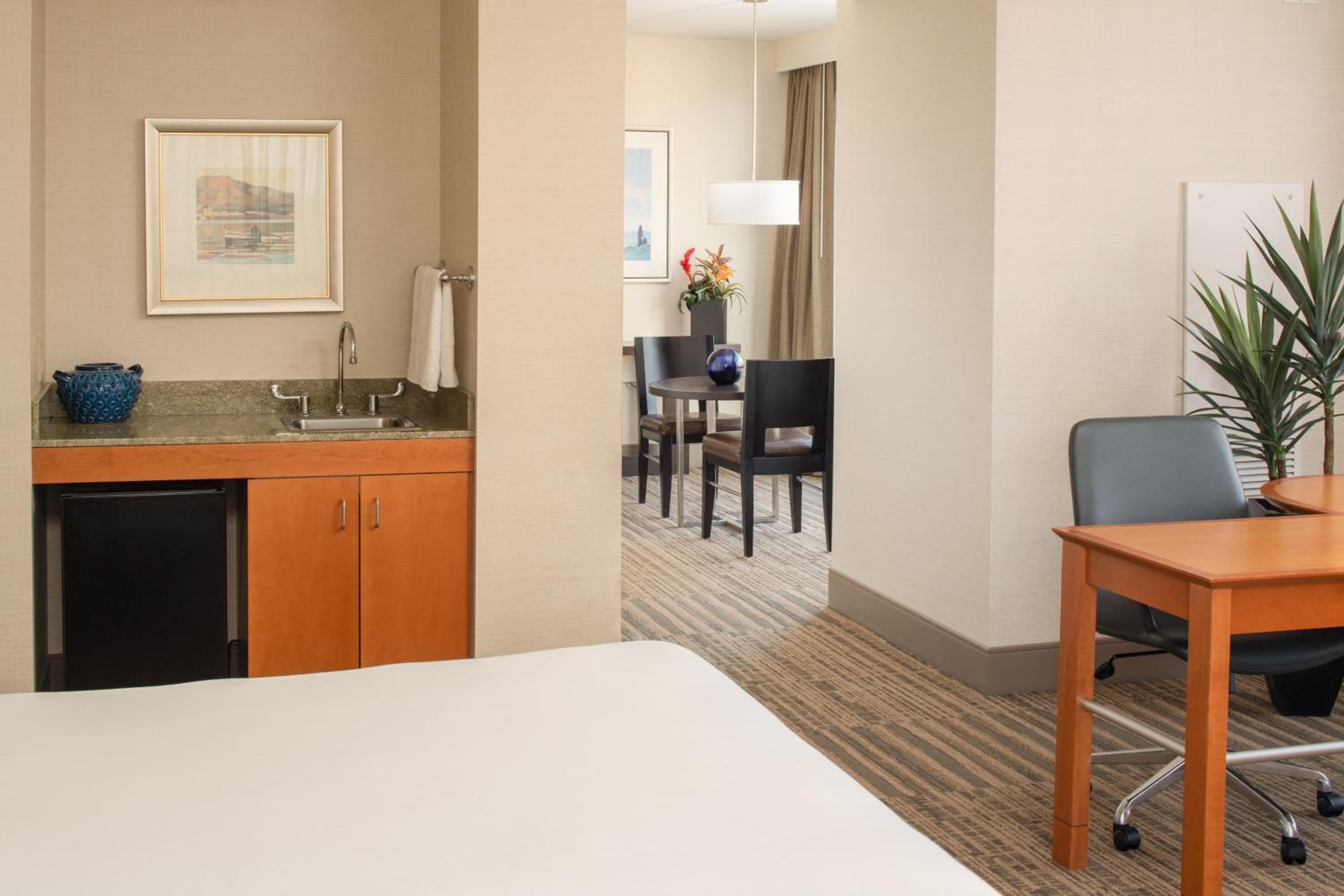 Corner Junior King Suite - Photo 2
