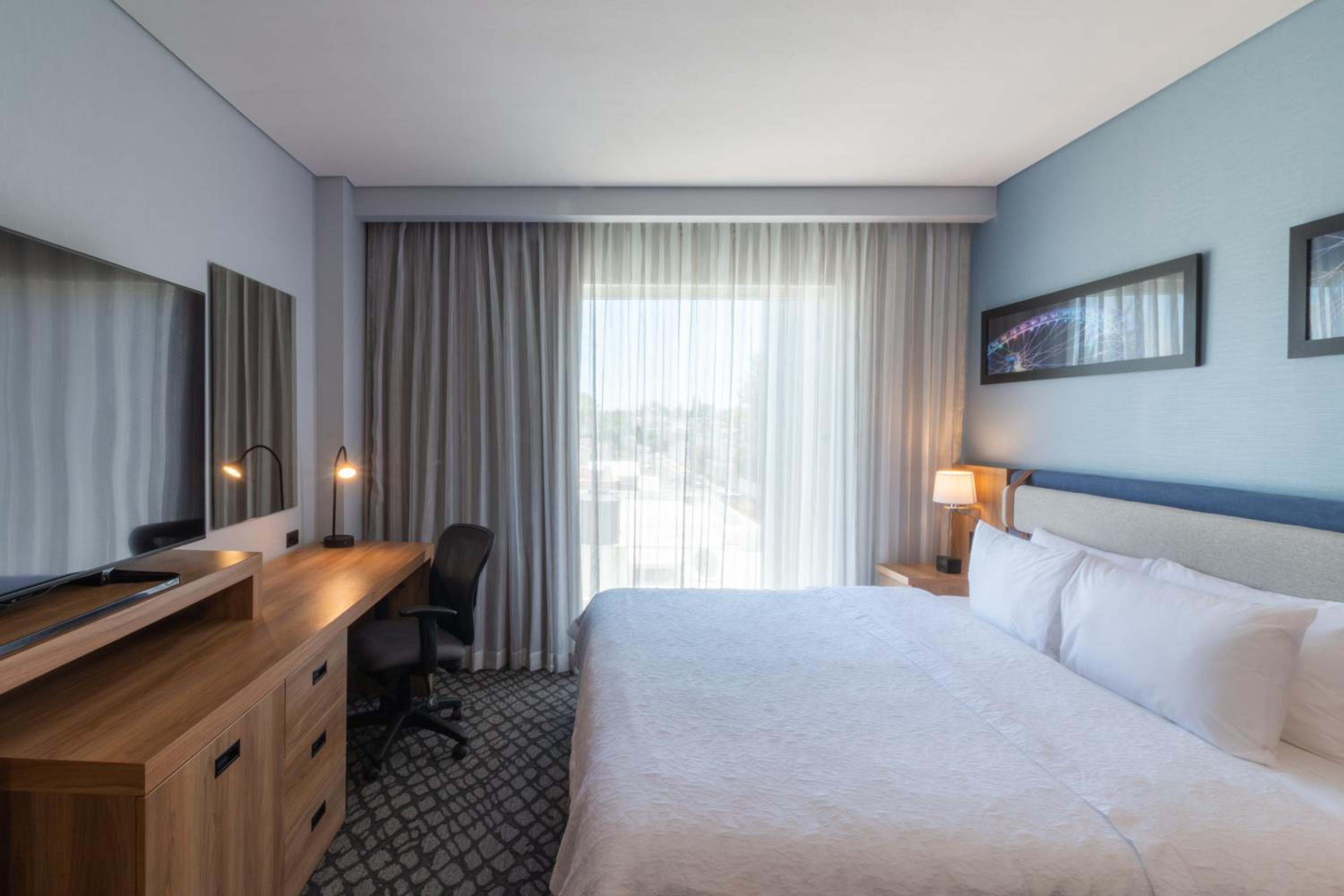 King Room - Non-Smoking - Photo 3