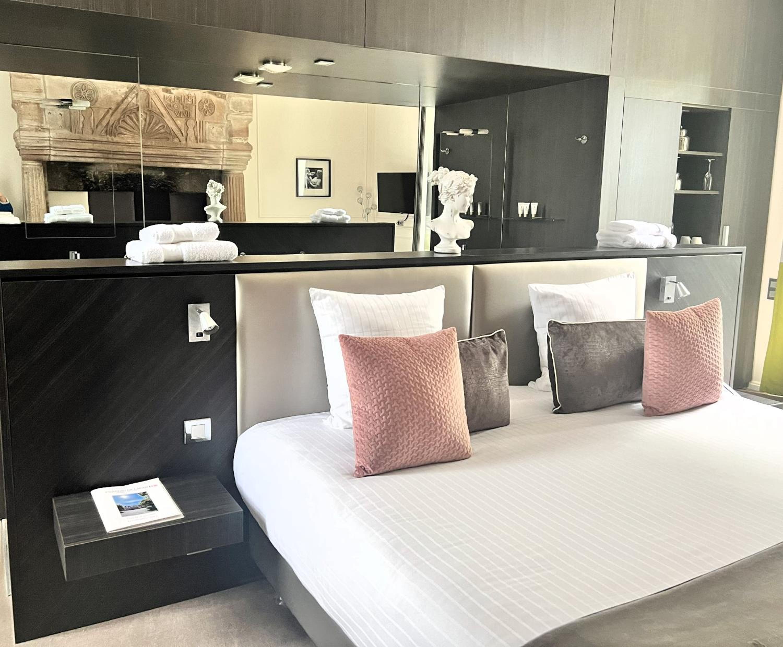 Deluxe Double Room with Balcony - Photo 1