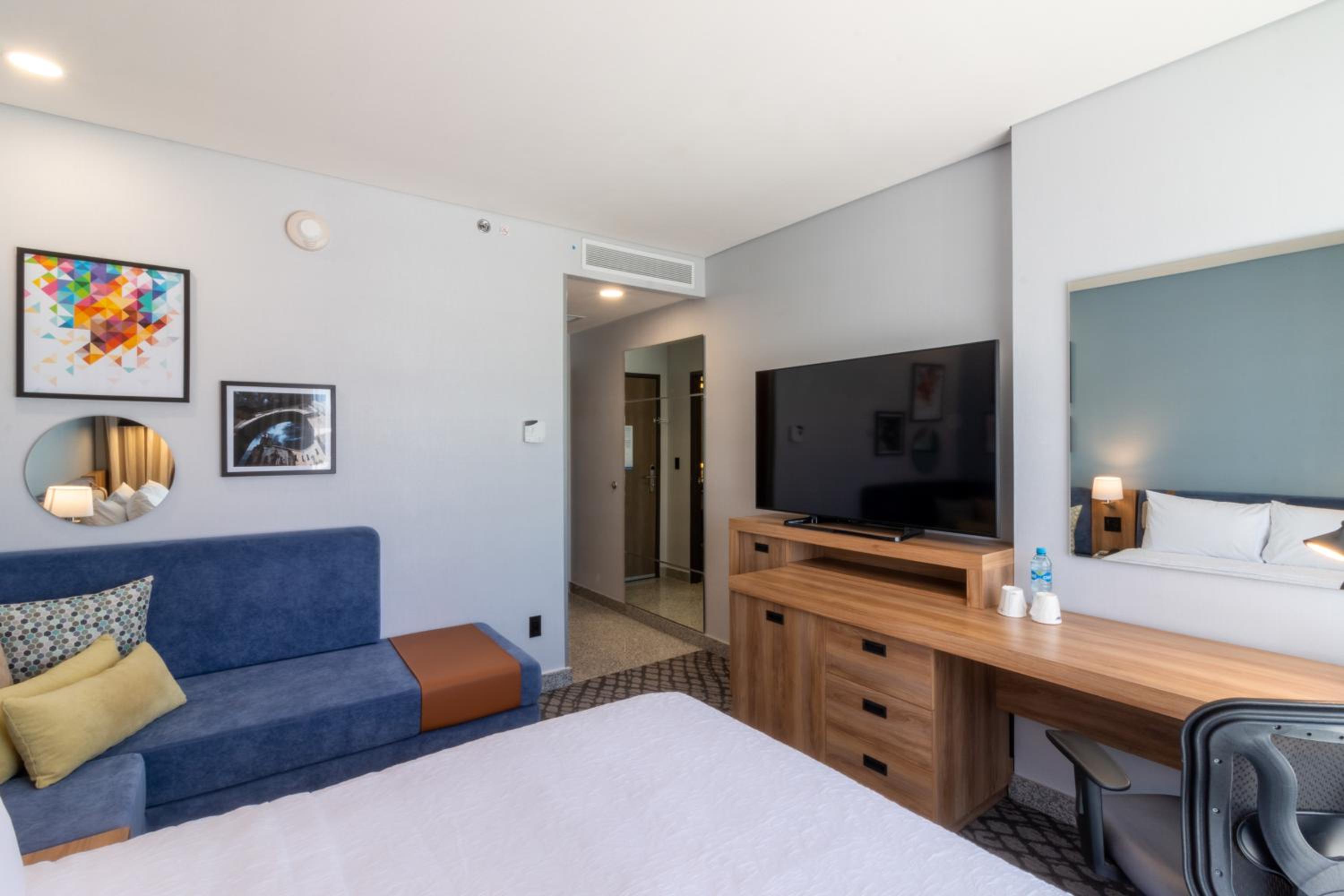Queen Room - Non-Smoking - Photo 4