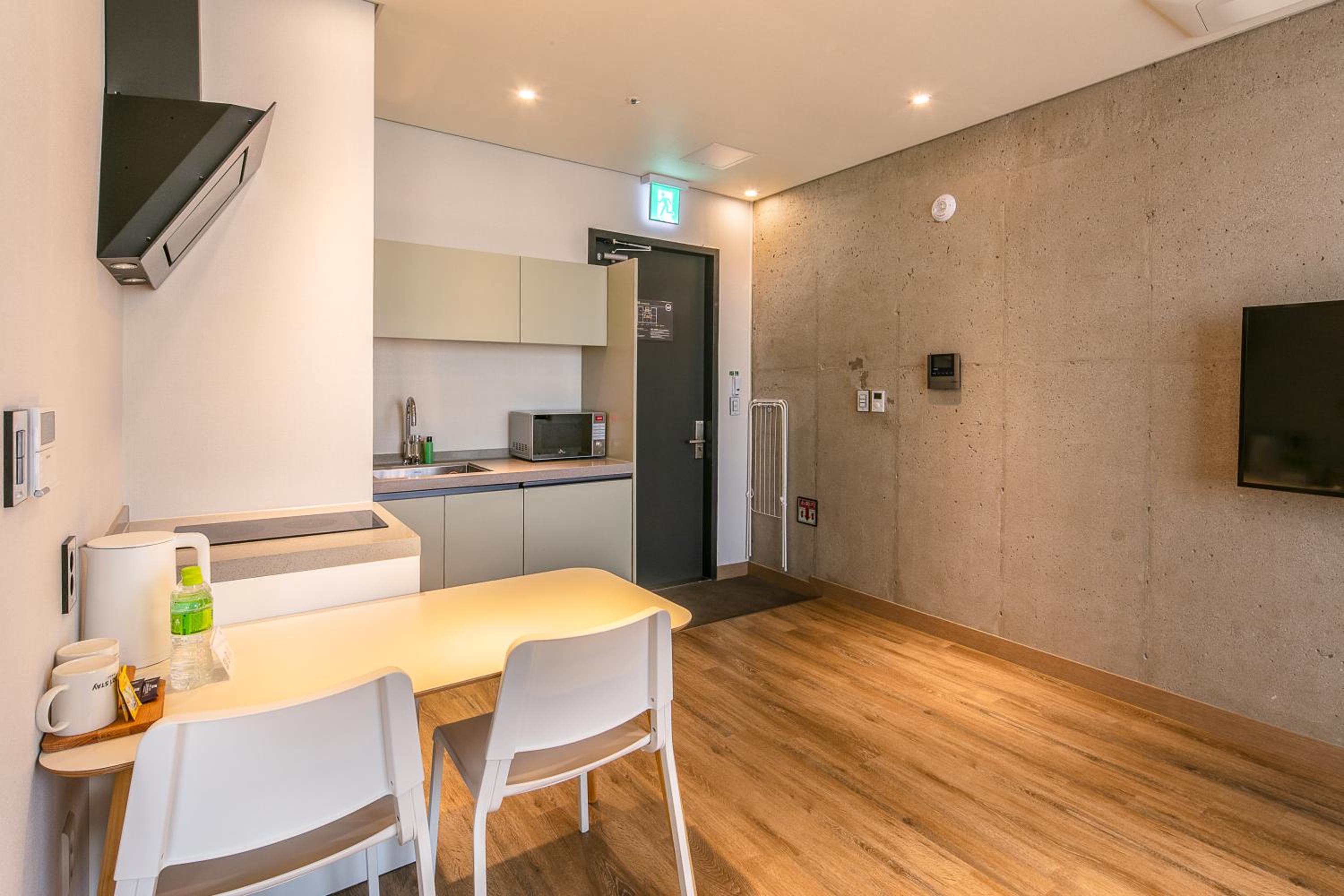 One-Bedroom Suite - Photo 6