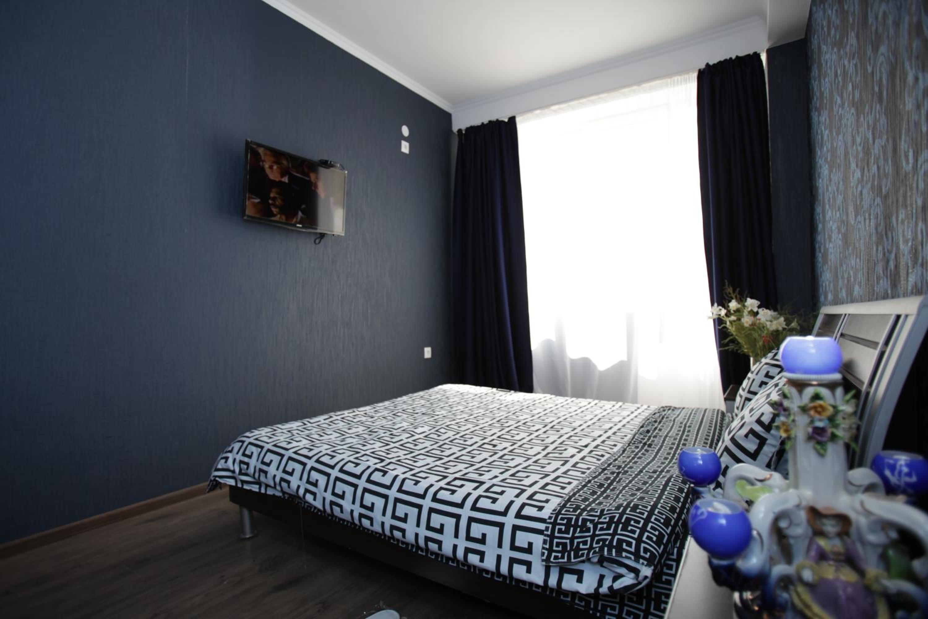 Apartment with Balcony - Photo 3