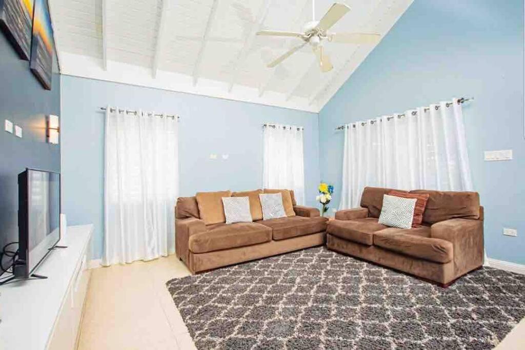 Three-Bedroom House photo 3