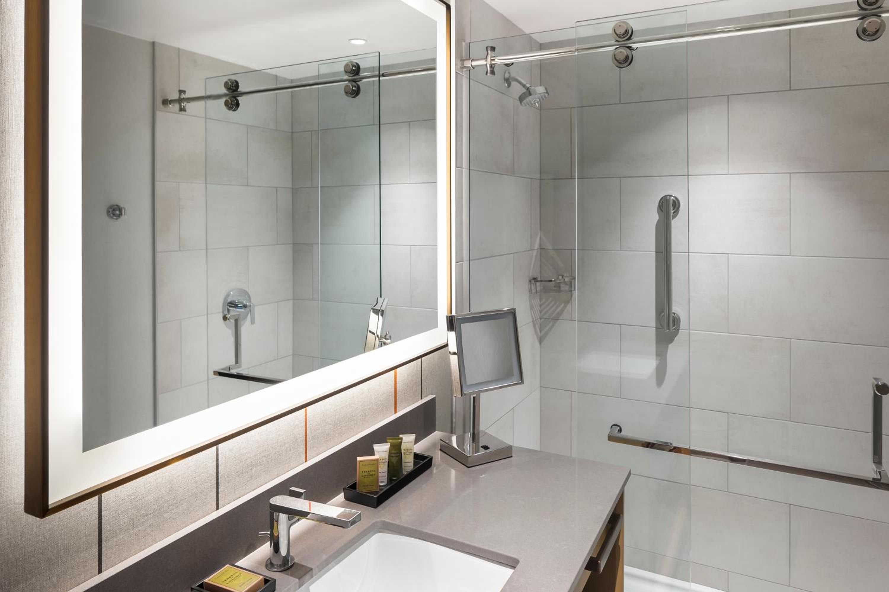 King Room with View - Hearing Accessible - Photo 4