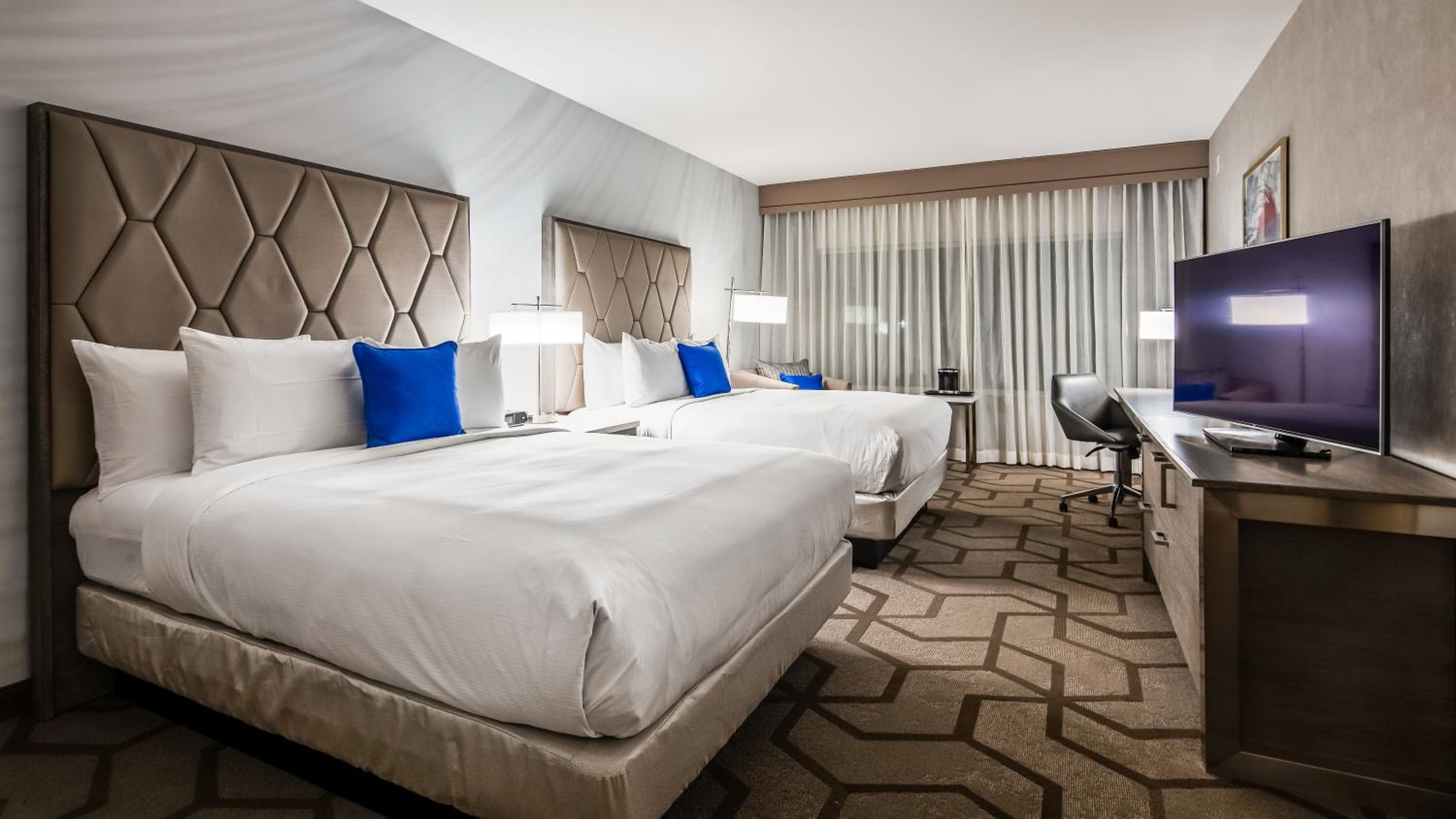 Queen Room with Two Queen Beds - Photo 3