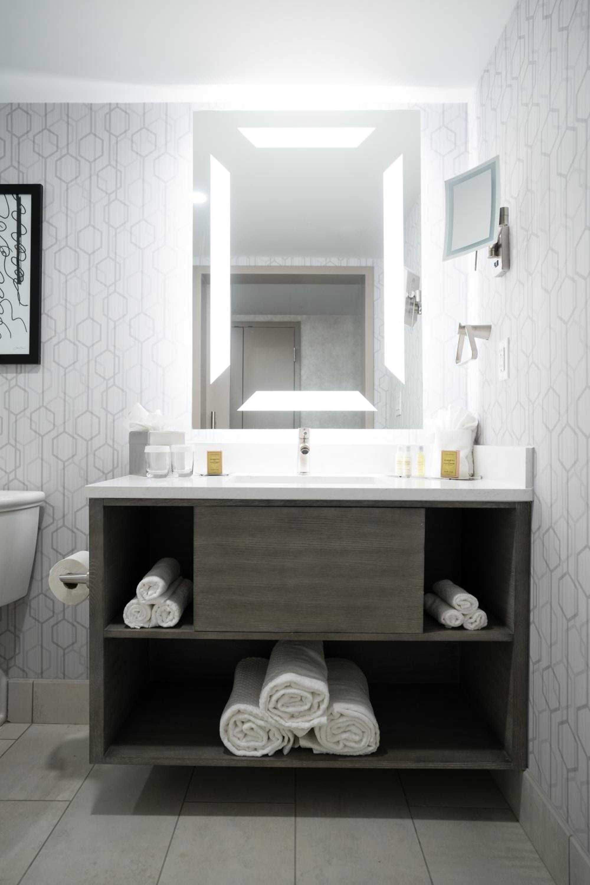 King Room with Accessible Tub - Mobility Access - Photo 4
