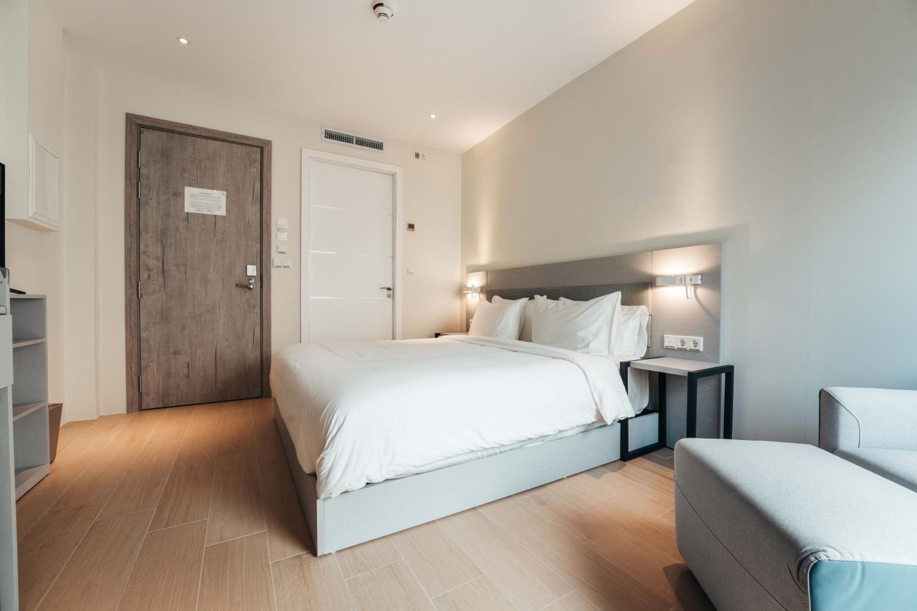 Deluxe King Room - Photo 3
