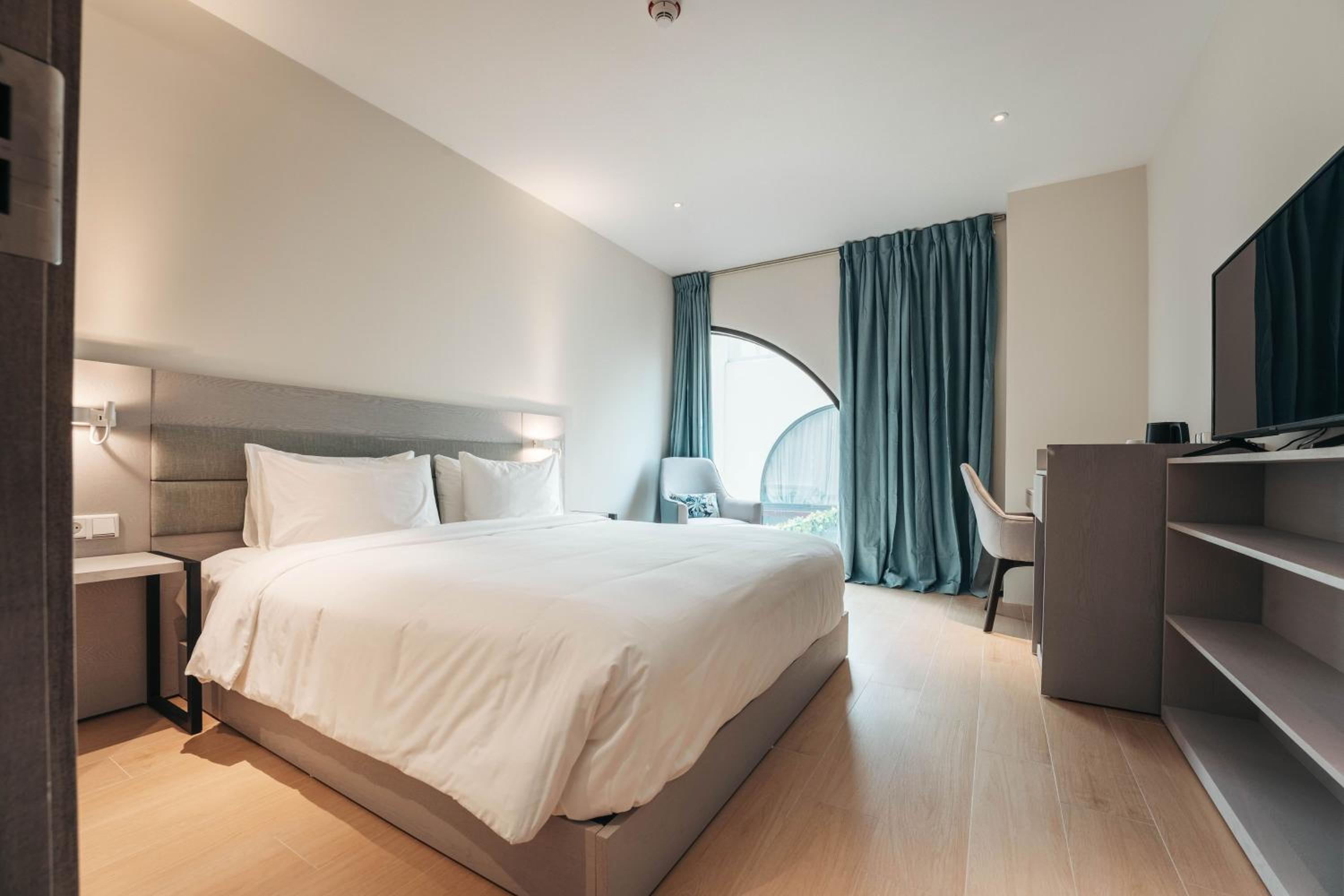 Deluxe King Room - Photo 1