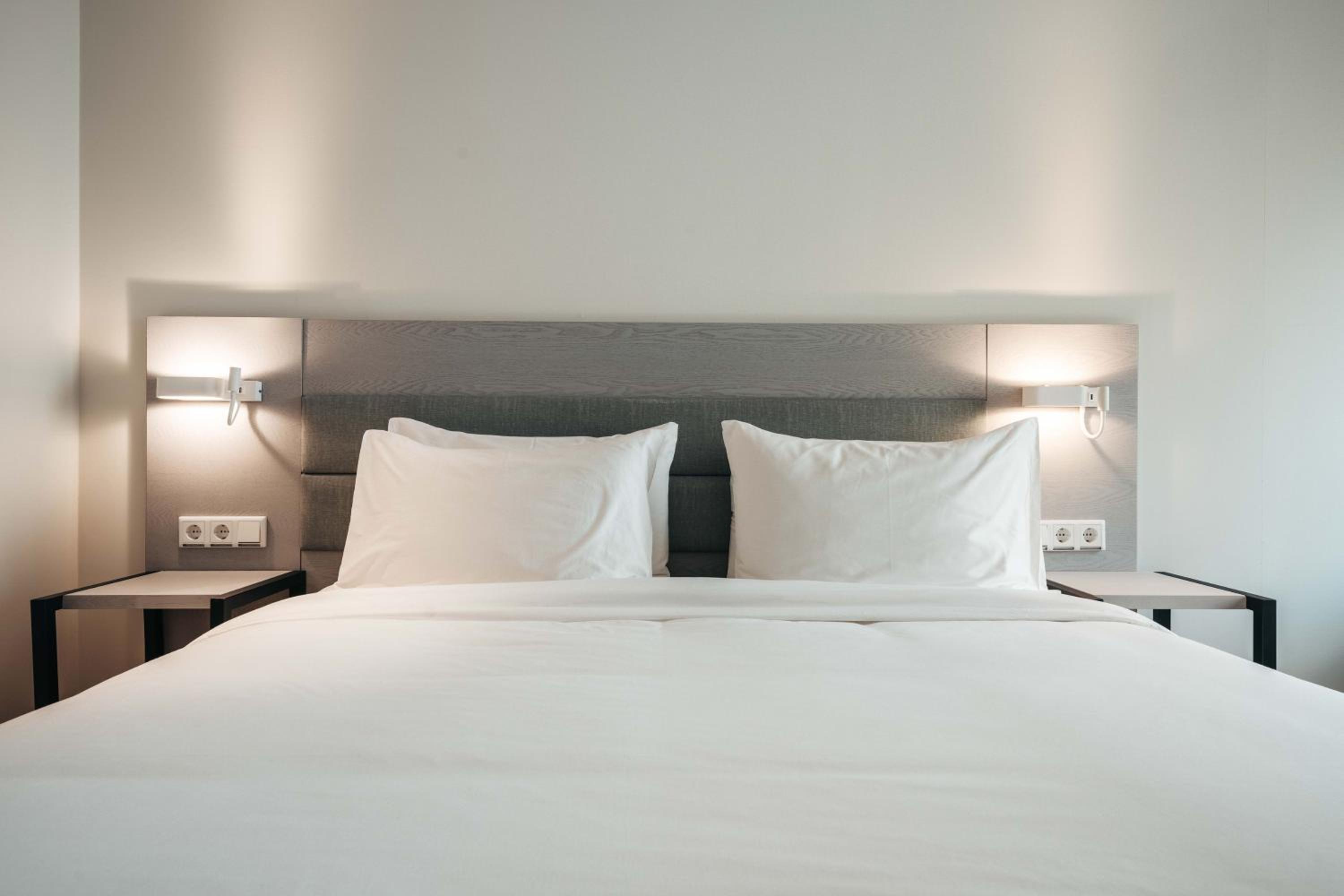 Deluxe King Room - Photo 8