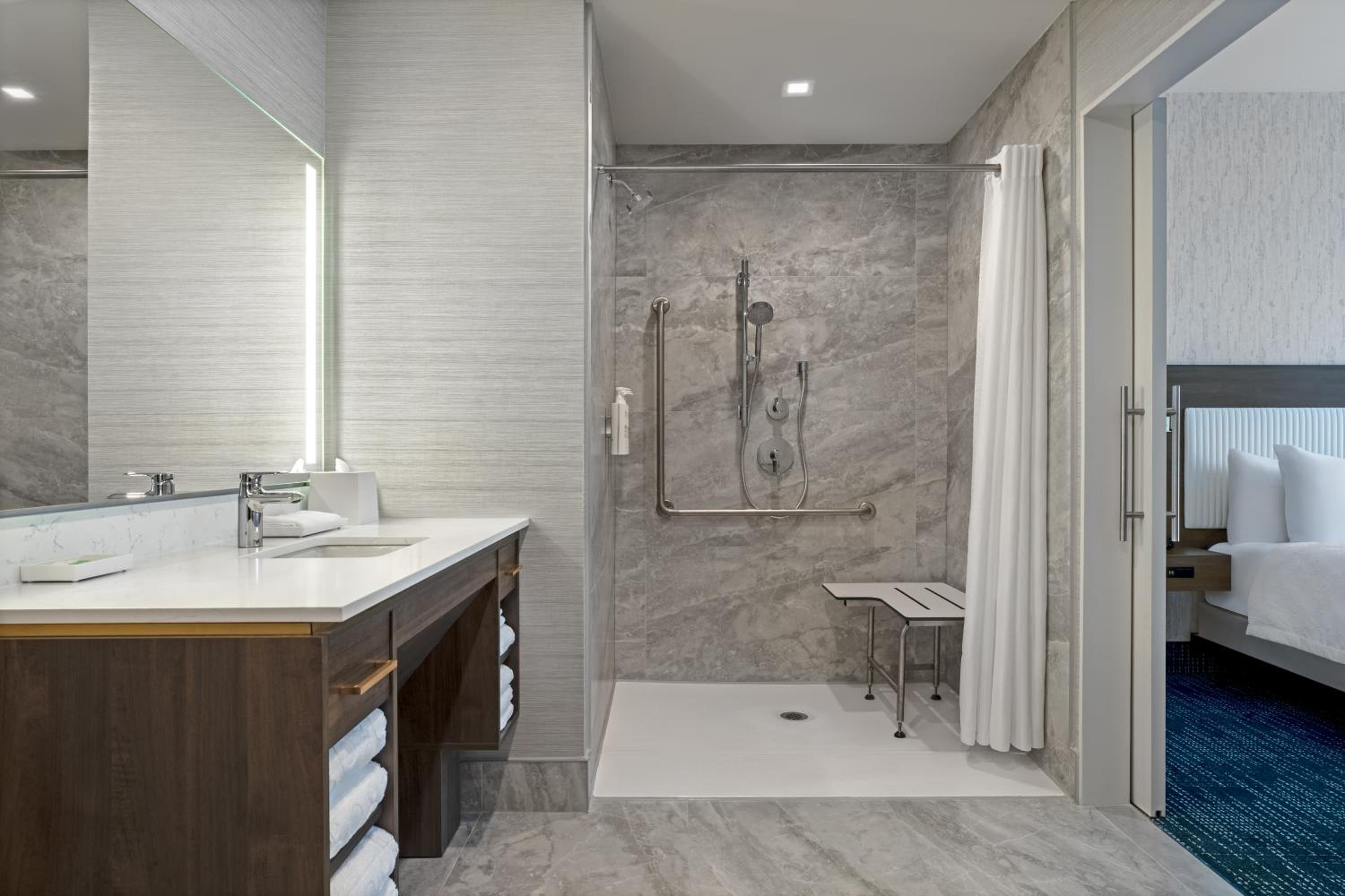 Queen Suite with Sofa Bed and Bath Tub - Mobility Accessible