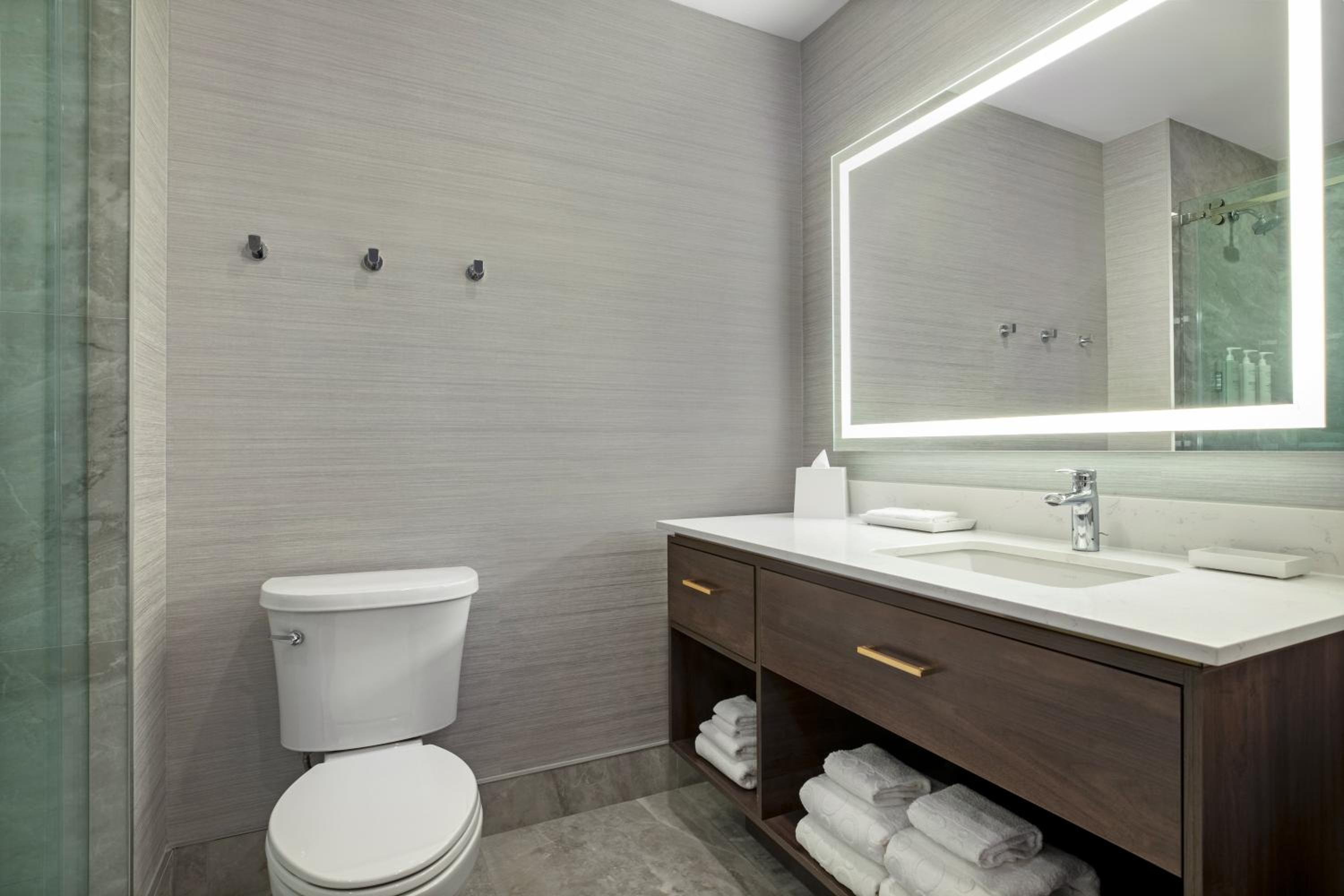 Queen Studio Suite with Sofa Bed - Photo 2