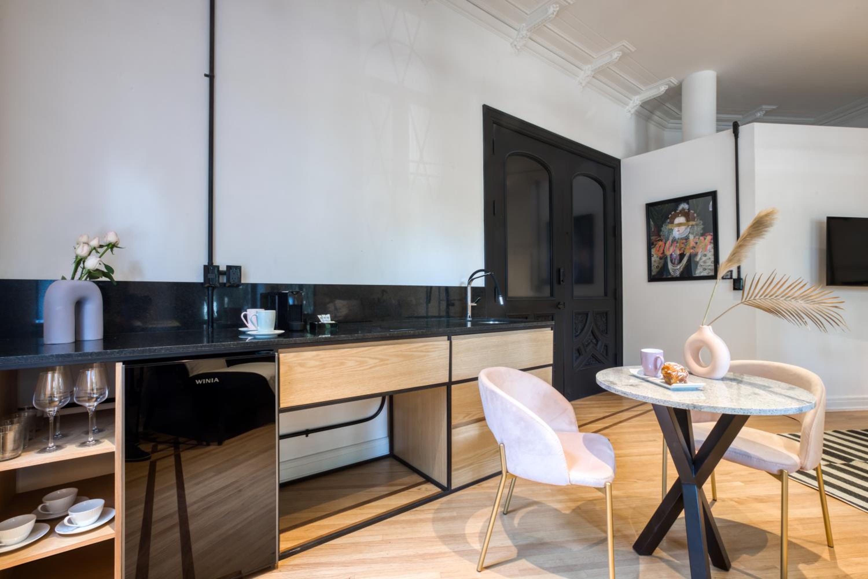 The Royalty Suite - Photo 5