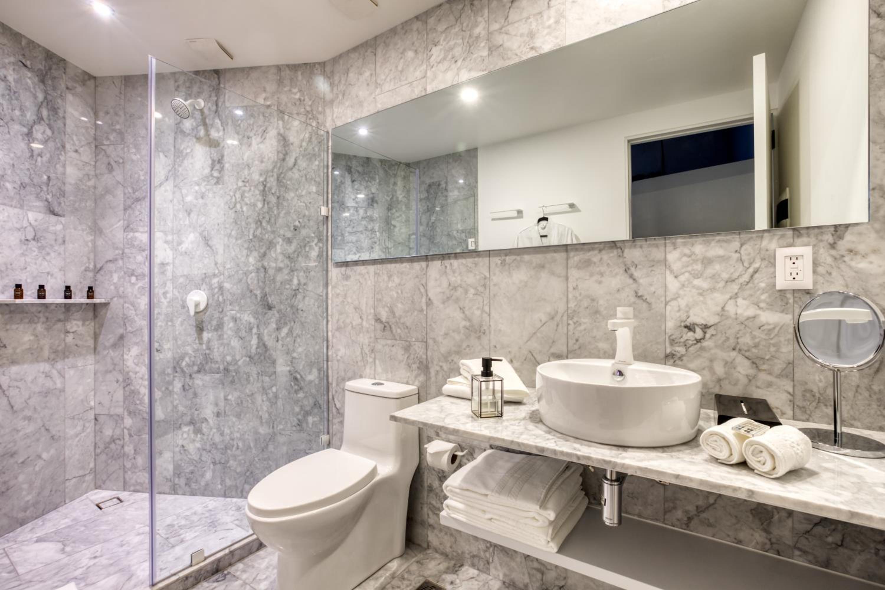 The Royalty Suite - Photo 2