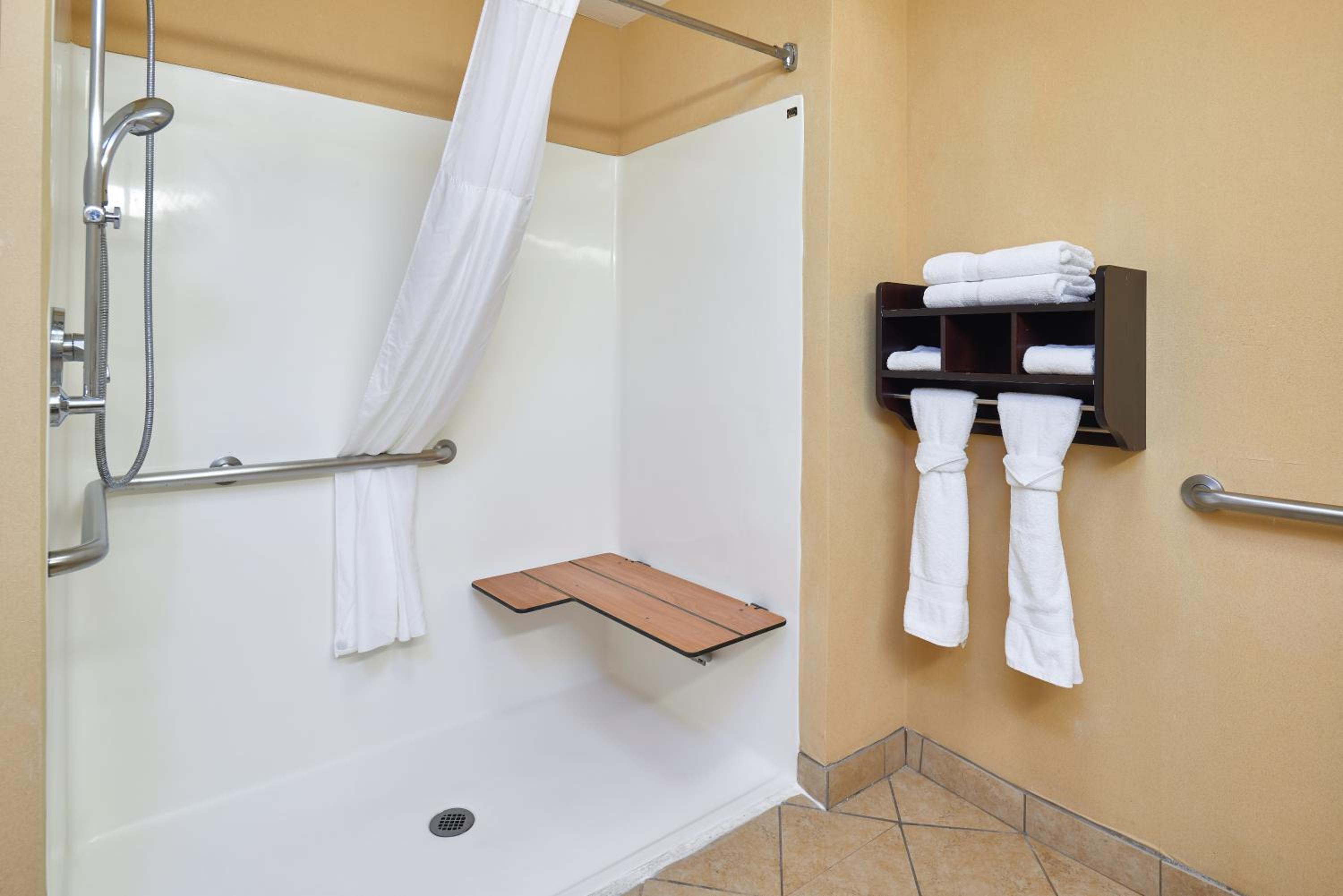 King Room with Accessible Tub - Mobility and Hearing Access/Non-Smoking - Photo 3