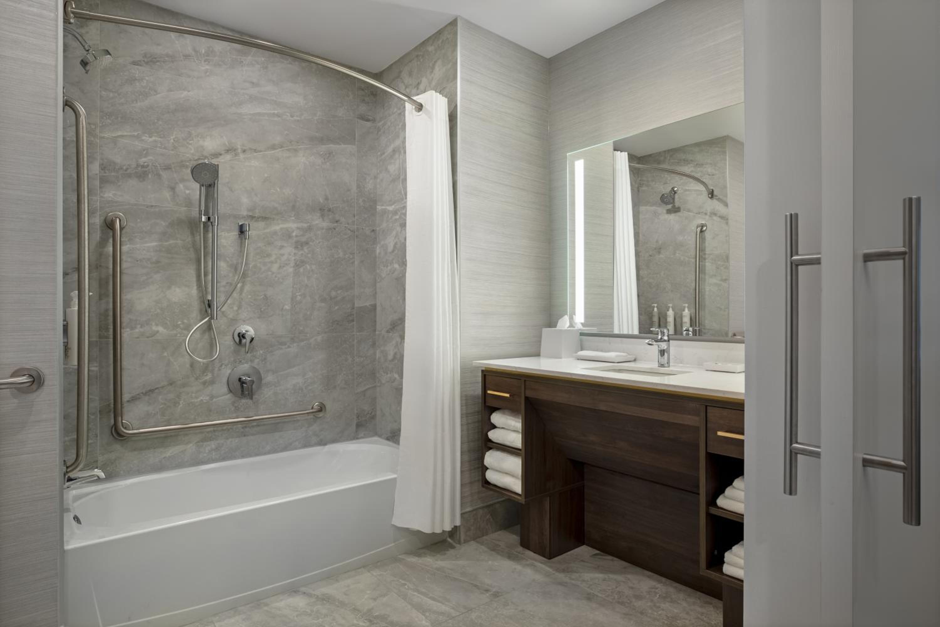Queen Studio Suite with Bath Tub - Mobility Accessible - Photo 3