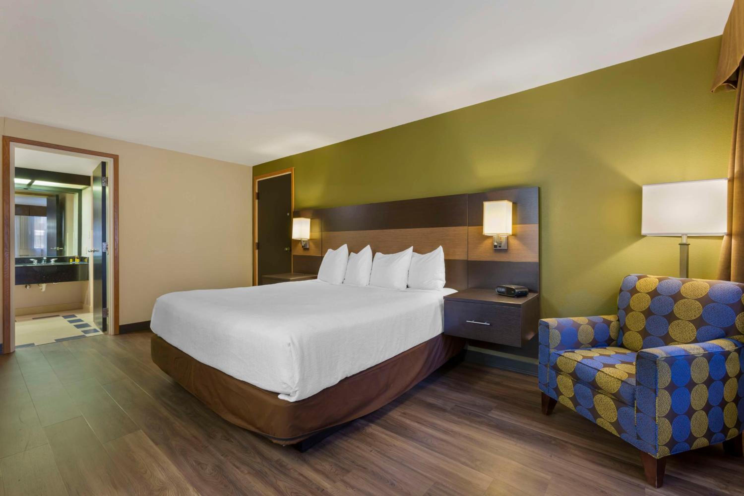 Deluxe King Room Poolside Suite - Non-Smoking
