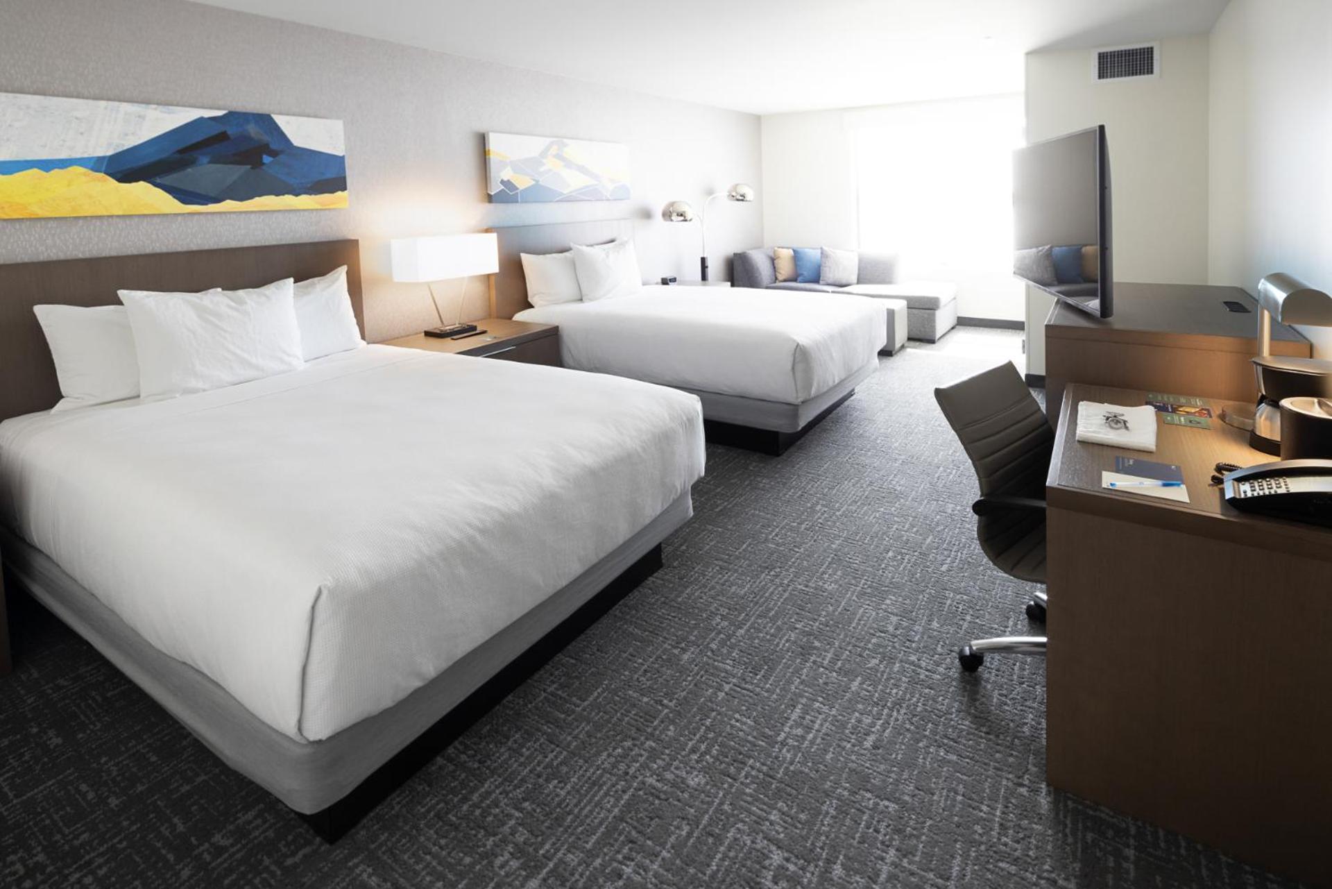 Den Guestroom with Two Queen Beds - Photo 4