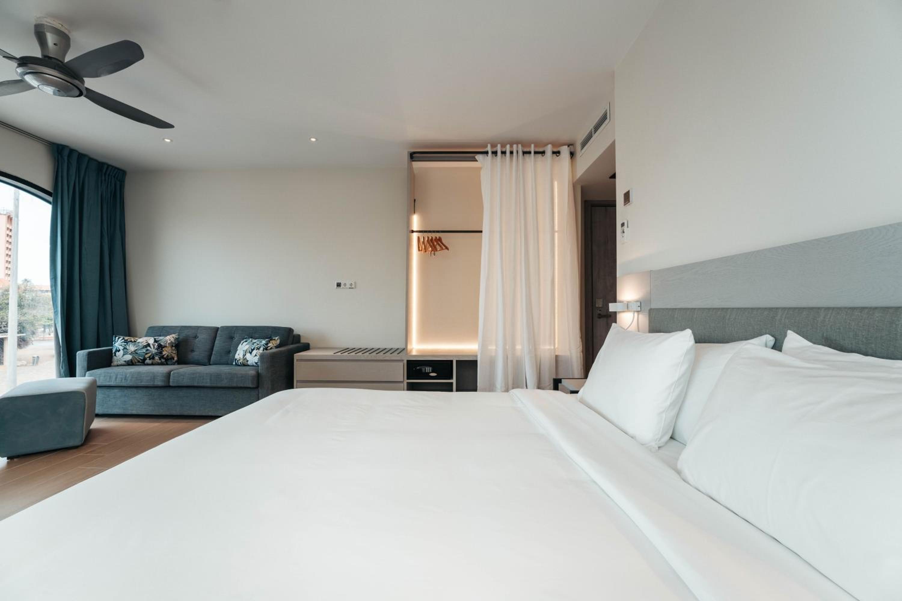 Junior Studio Suite, 1 King Bed, City & Limited Ocean View - Photo 9