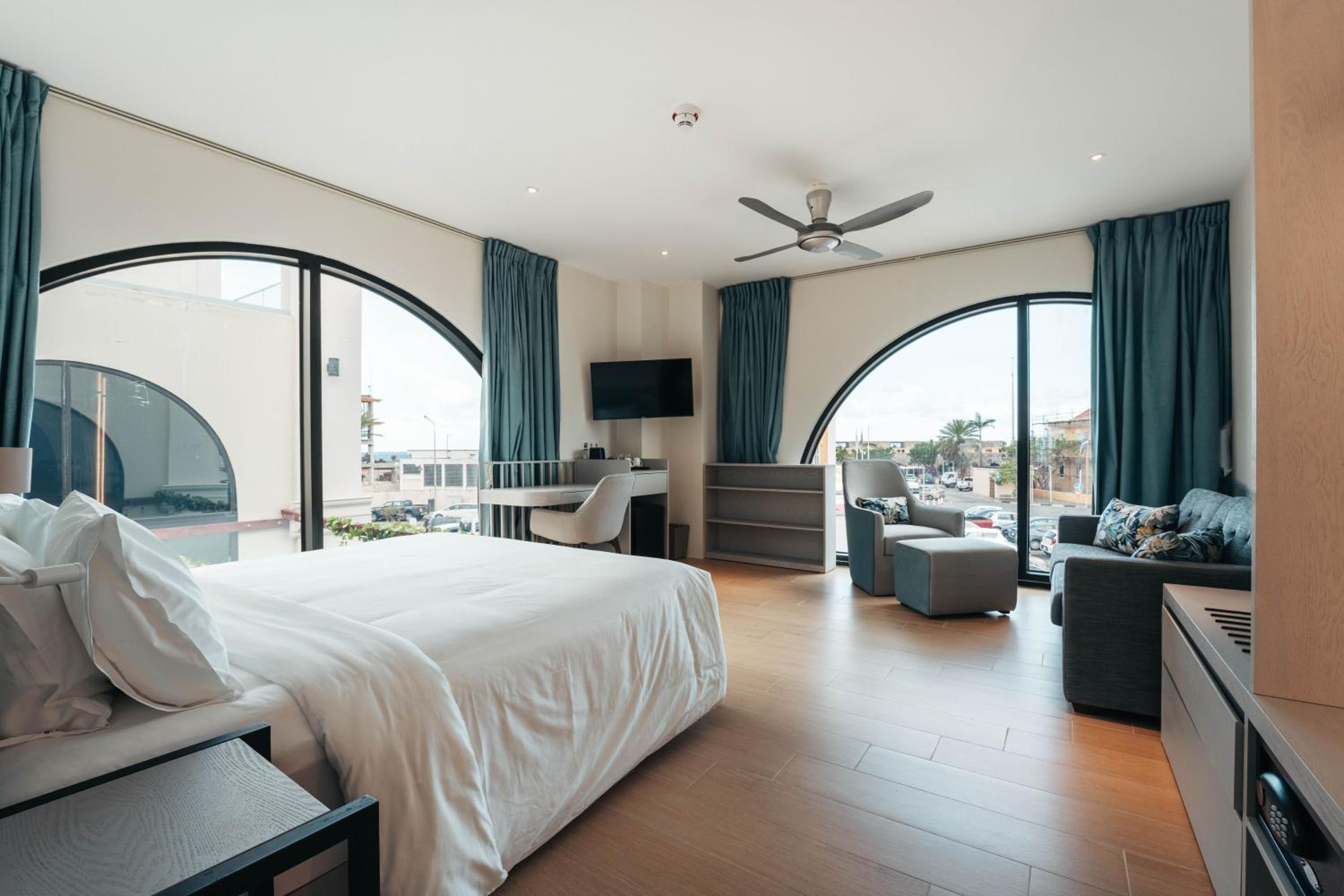 Junior Studio Suite, 1 King Bed, City & Limited Ocean View - Photo 8