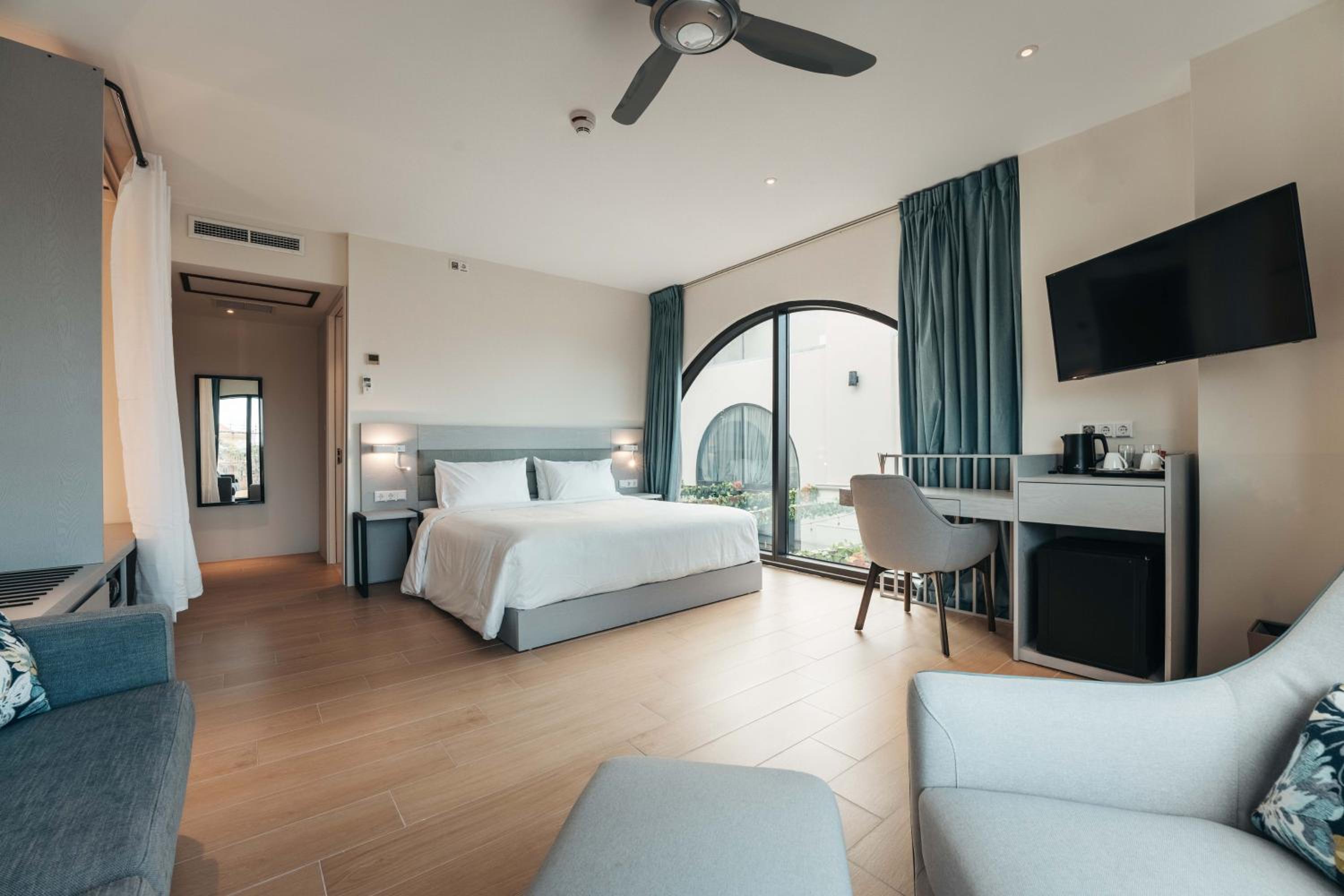 Junior Studio Suite, 1 King Bed, City & Limited Ocean View - Photo 7