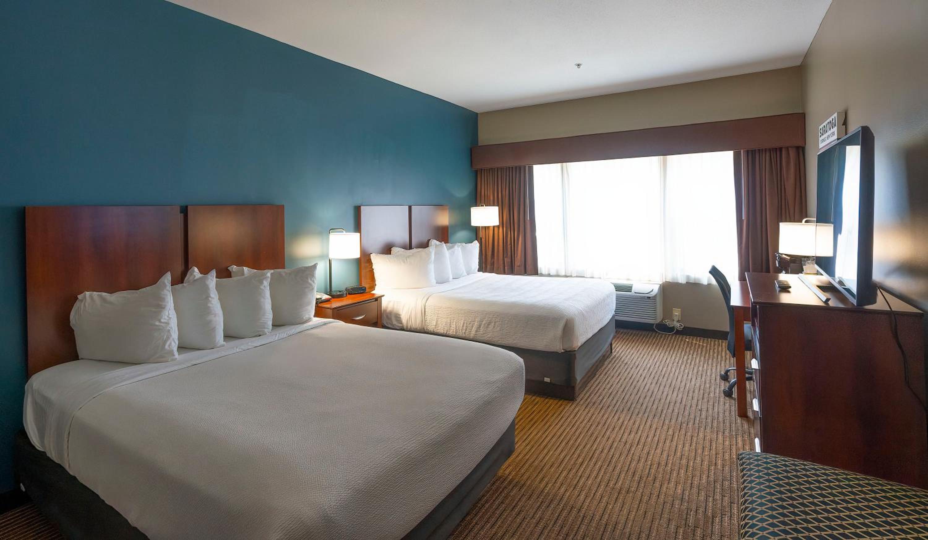 Quadruple Room with Two Queen Beds - Non Smoking - Photo 6