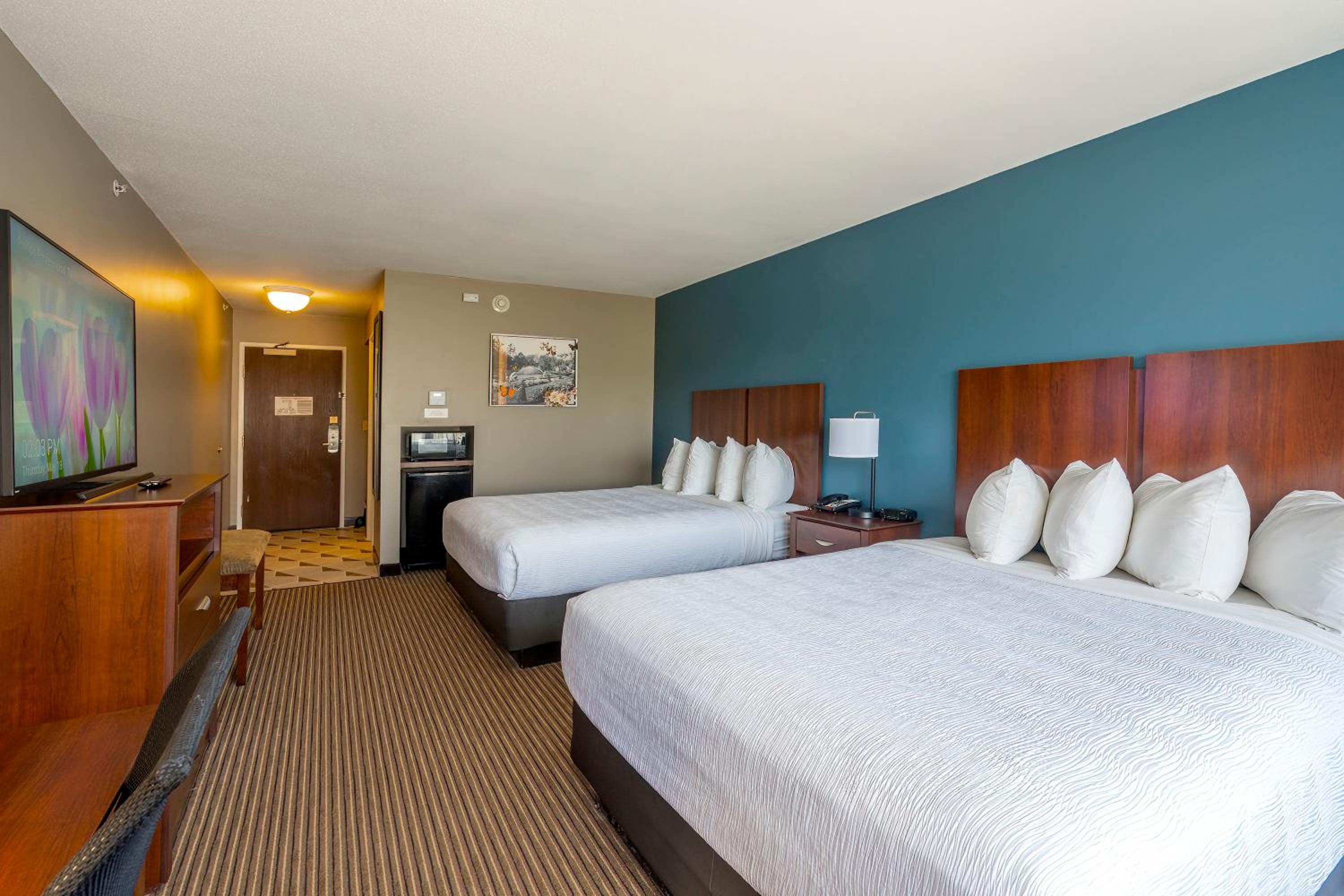 Quadruple Room with Two Queen Beds - Non Smoking - Photo 5