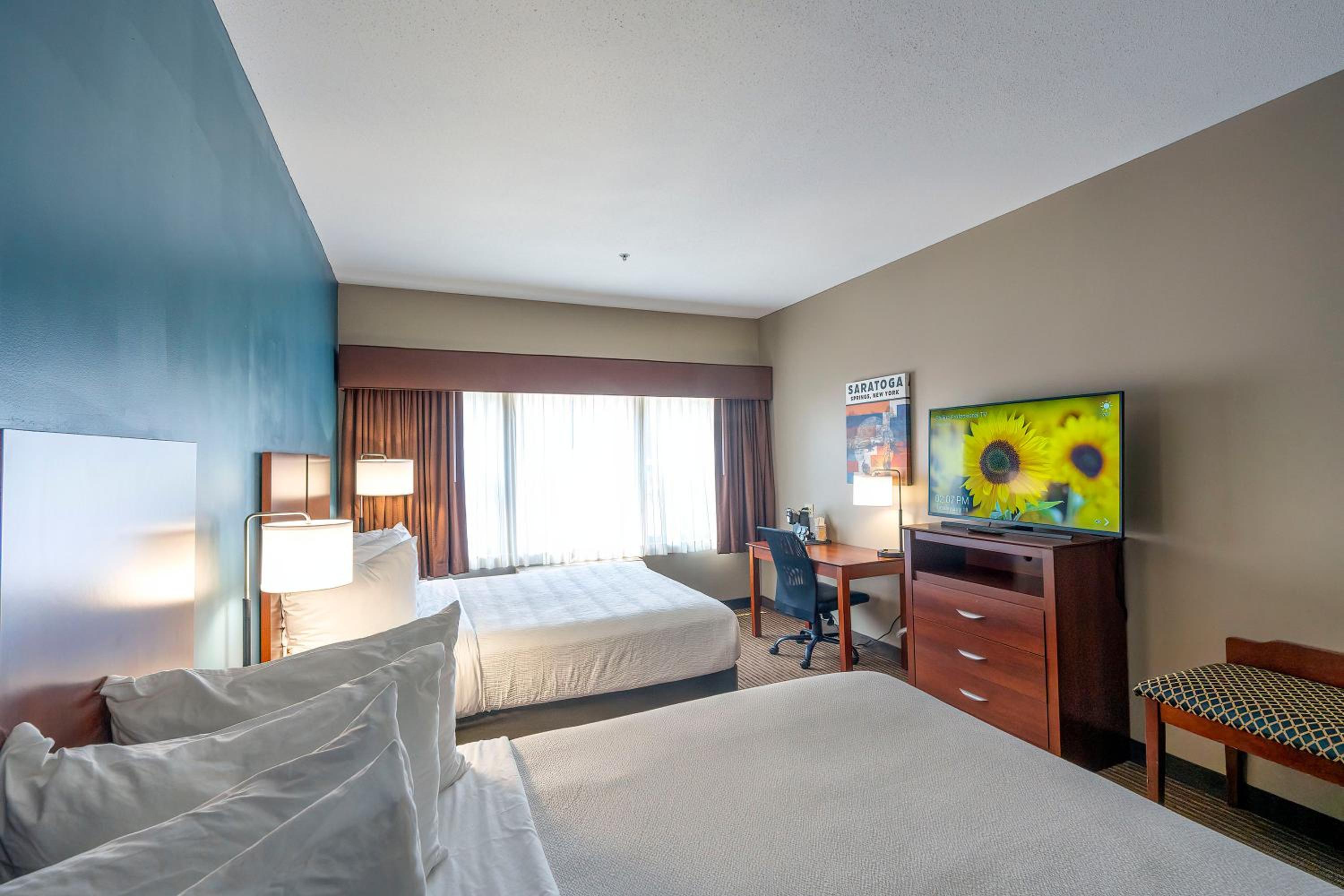 Quadruple Room with Two Queen Beds - Non Smoking - Photo 4